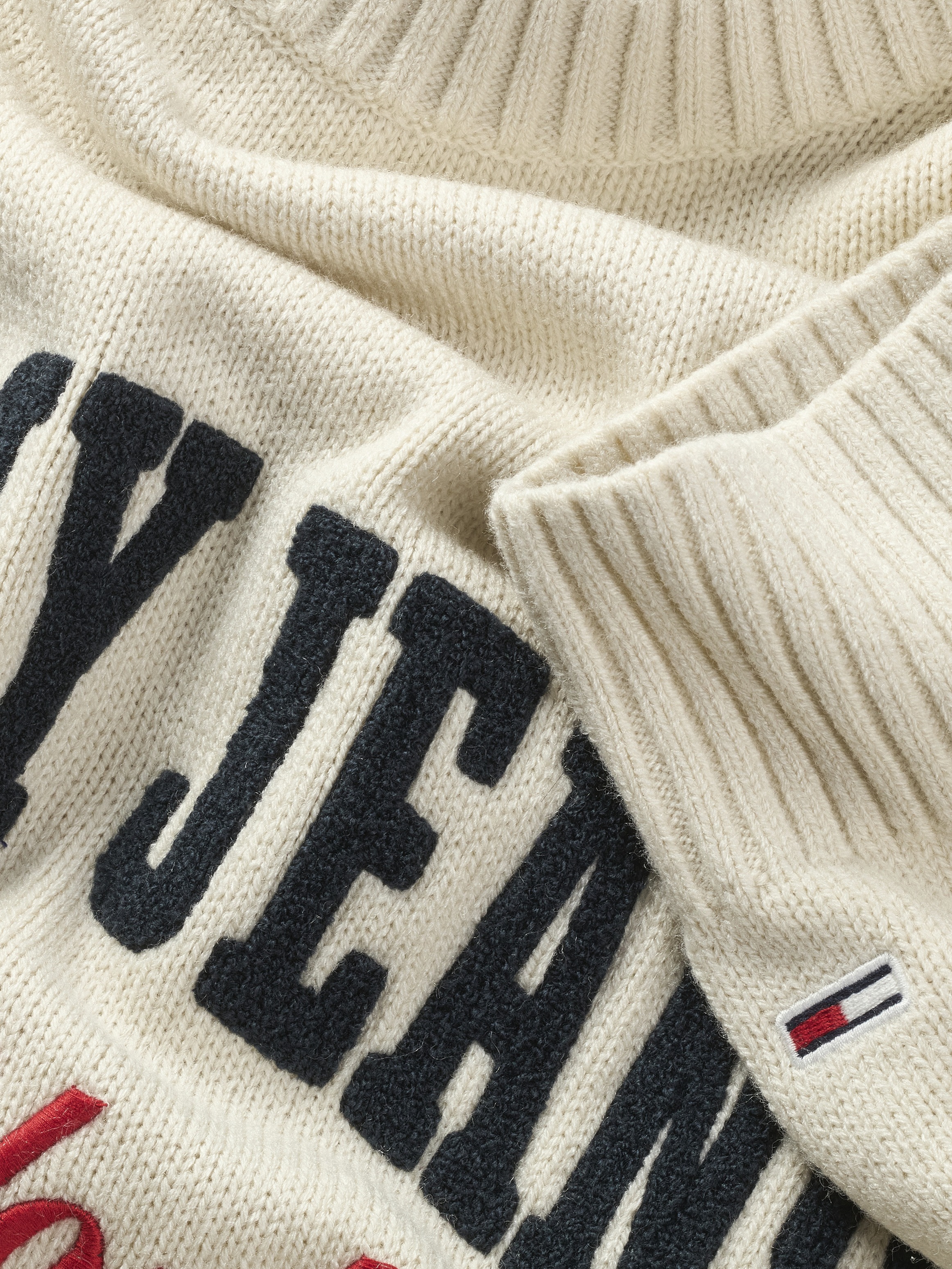 Tommy Jeans Rundhalspullover »TJM REG VARSITY CREW SWEATER EXT«, mit großem Logo