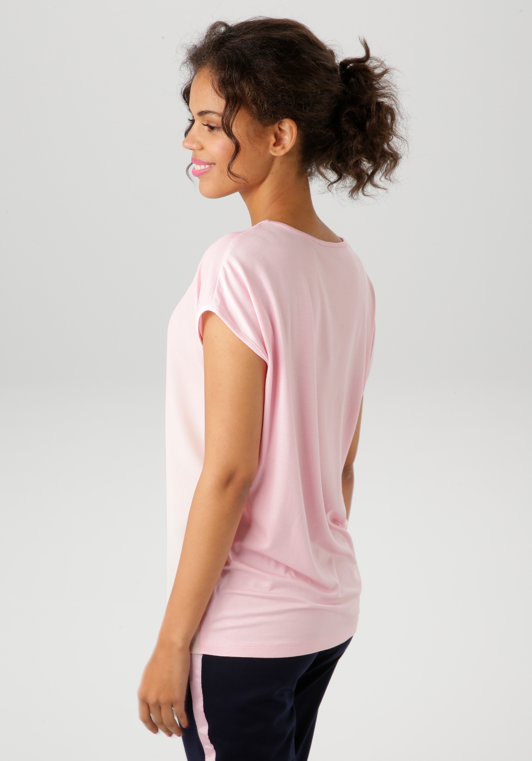 Aniston CASUAL Shirtbluse, mit Kirsche im Aquarell-Dessin bedrucktes Vorderteil