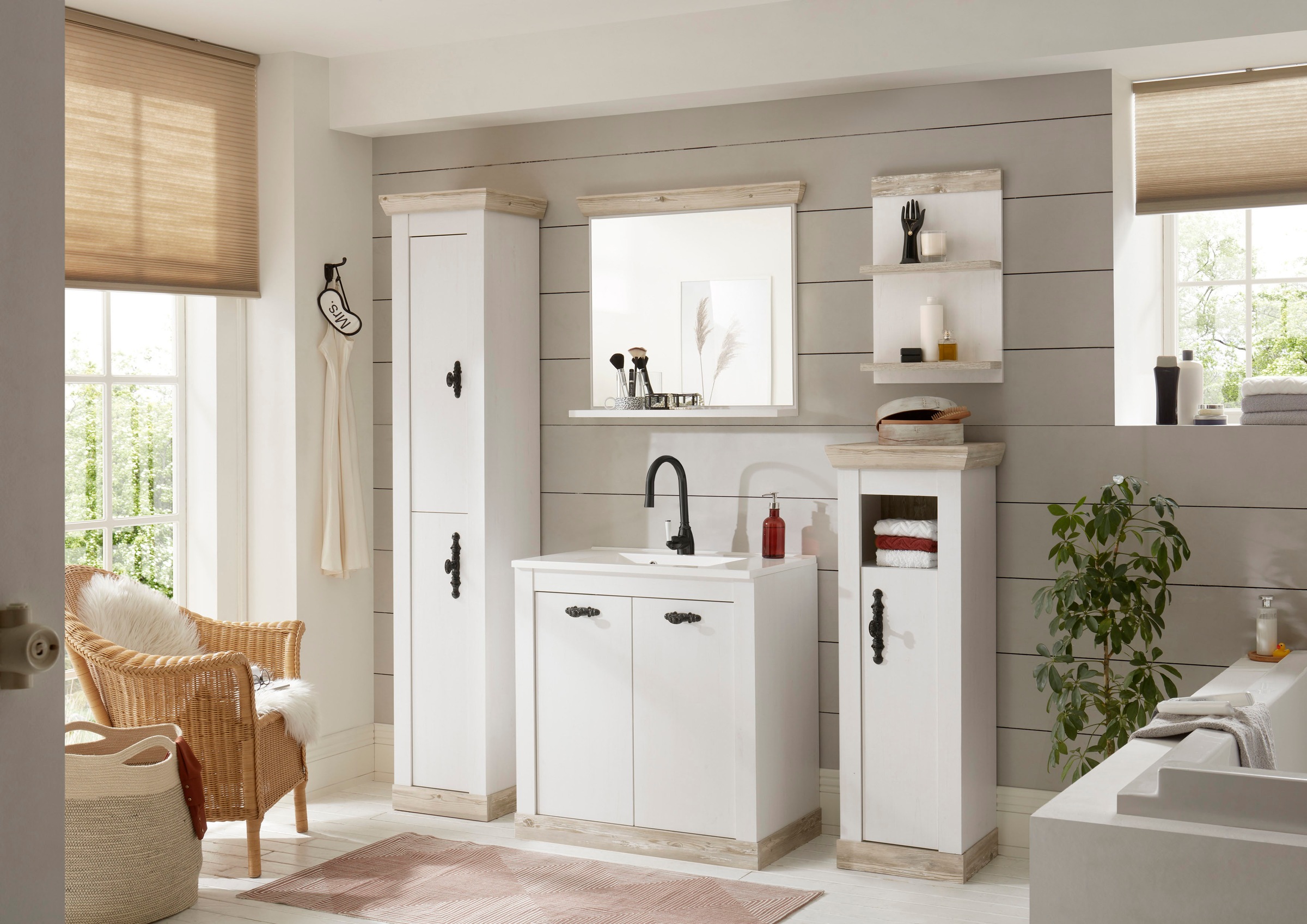 Home affaire Hochschrank »Florenz, Badschrank im Landhausstil, Schrank mit Metallgriffen« in Pinie Weiß, mit ausreichend Stauraum hinter Drehtüren
