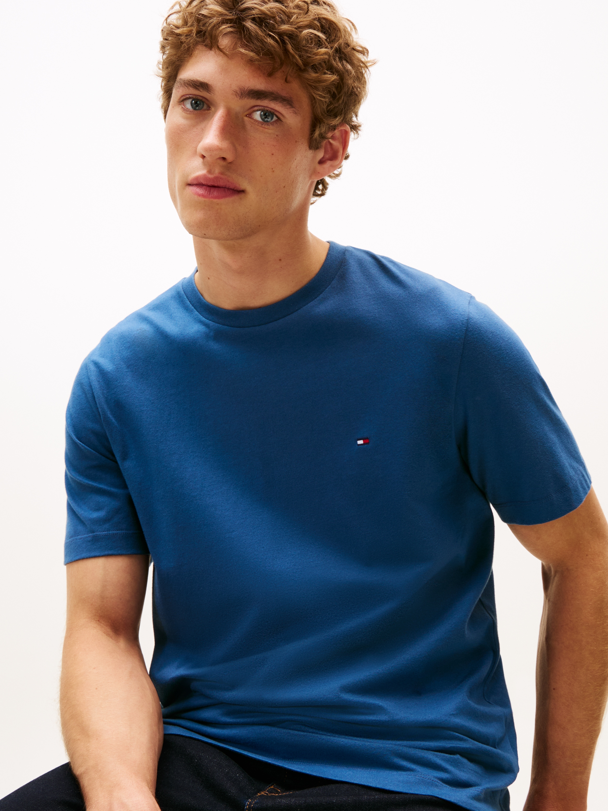 Tommy Hilfiger T-Shirt »ESSENTIAL REG FIT SOLID TEE mit Stickerei und Rundhals«, unifarben, casual, regular fit, Baumwolle, Rundhals