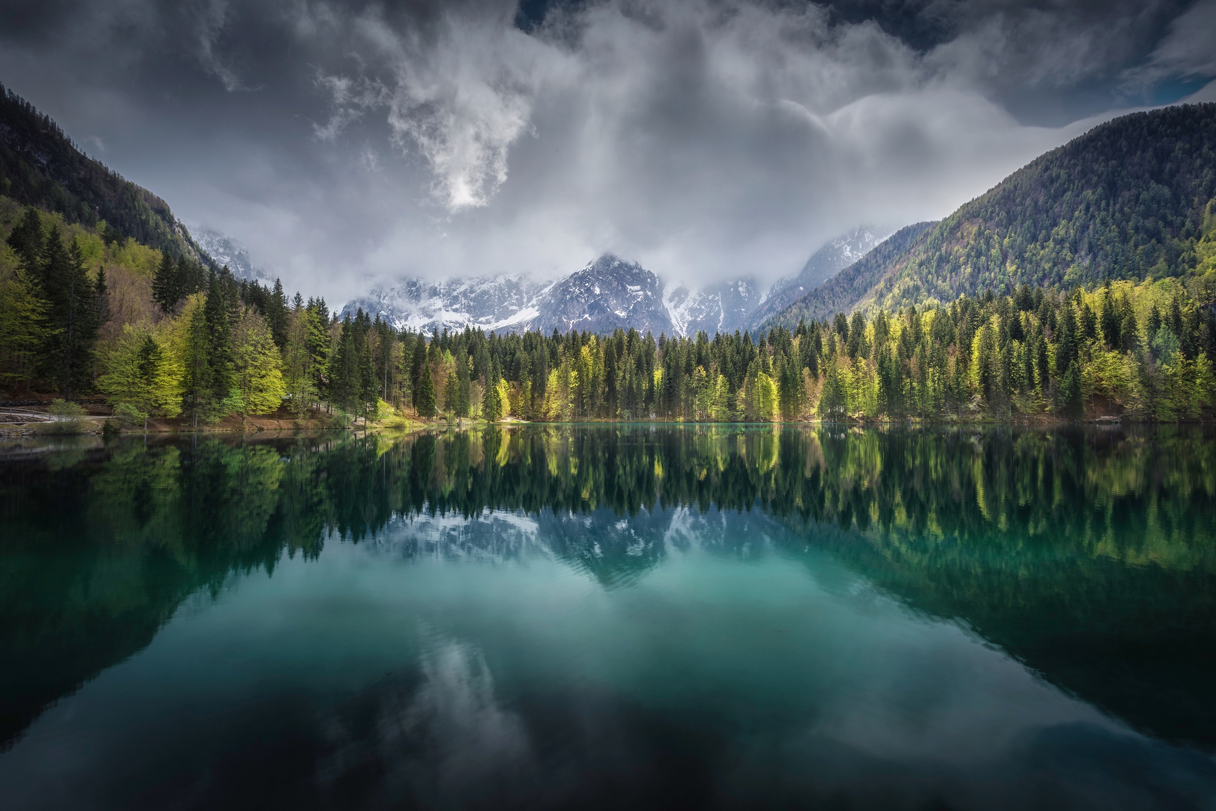 Fototapete »Photo-Art CLARA GAMITO, BERGSEE AN BEWÖLKTEM TAG«