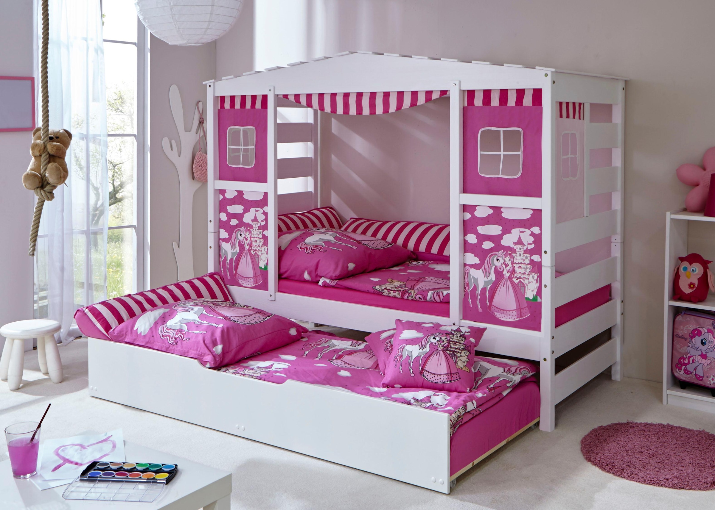 Kinderbett in Weiß mit Vorhängen in Rosa und zusätzlich ausziehbarem Bett