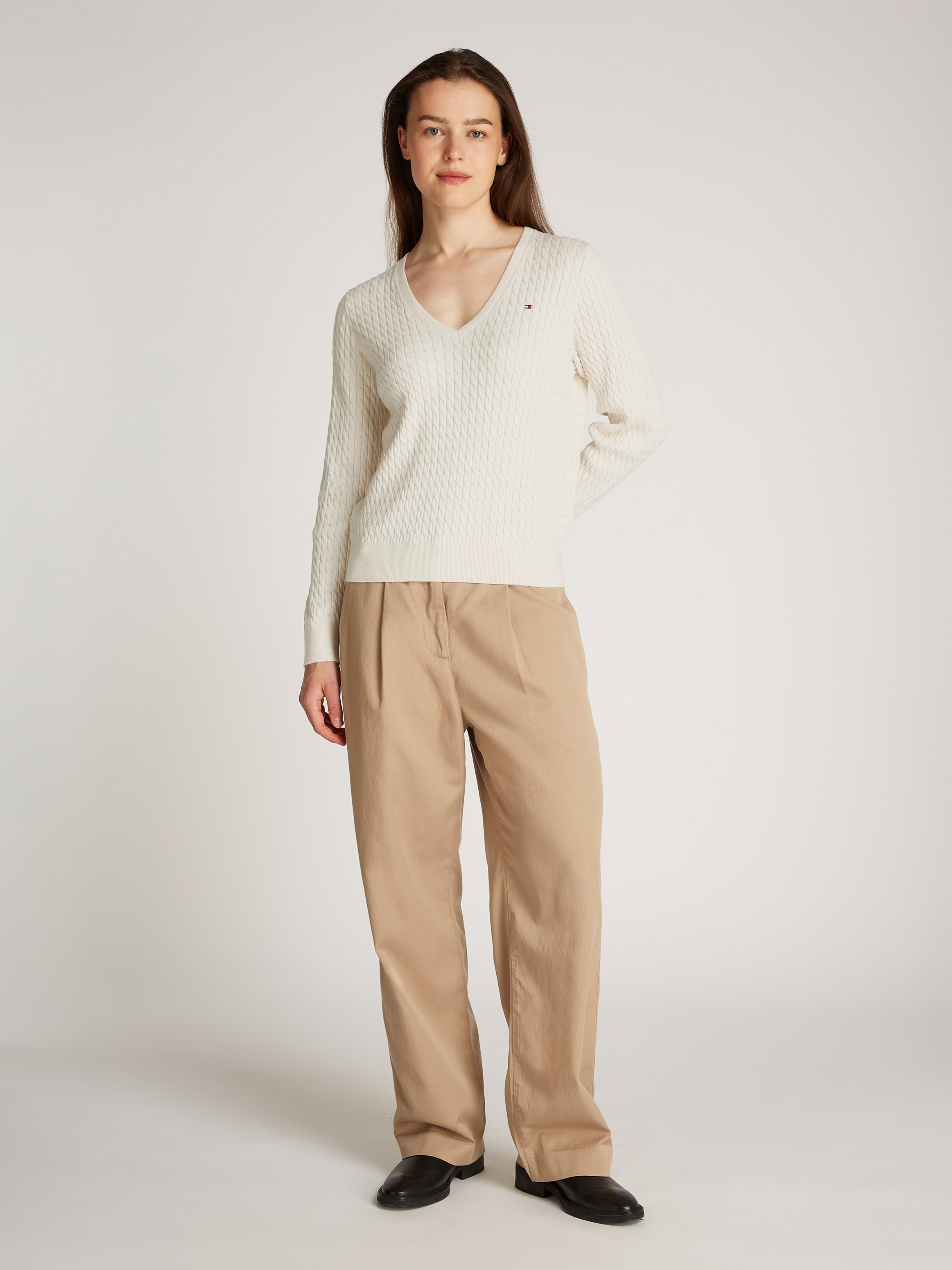 Tommy Hilfiger V-Ausschnitt-Pullover »CO CABLE V-NK LS SWT« mit Zopfmuster, Logostickerei