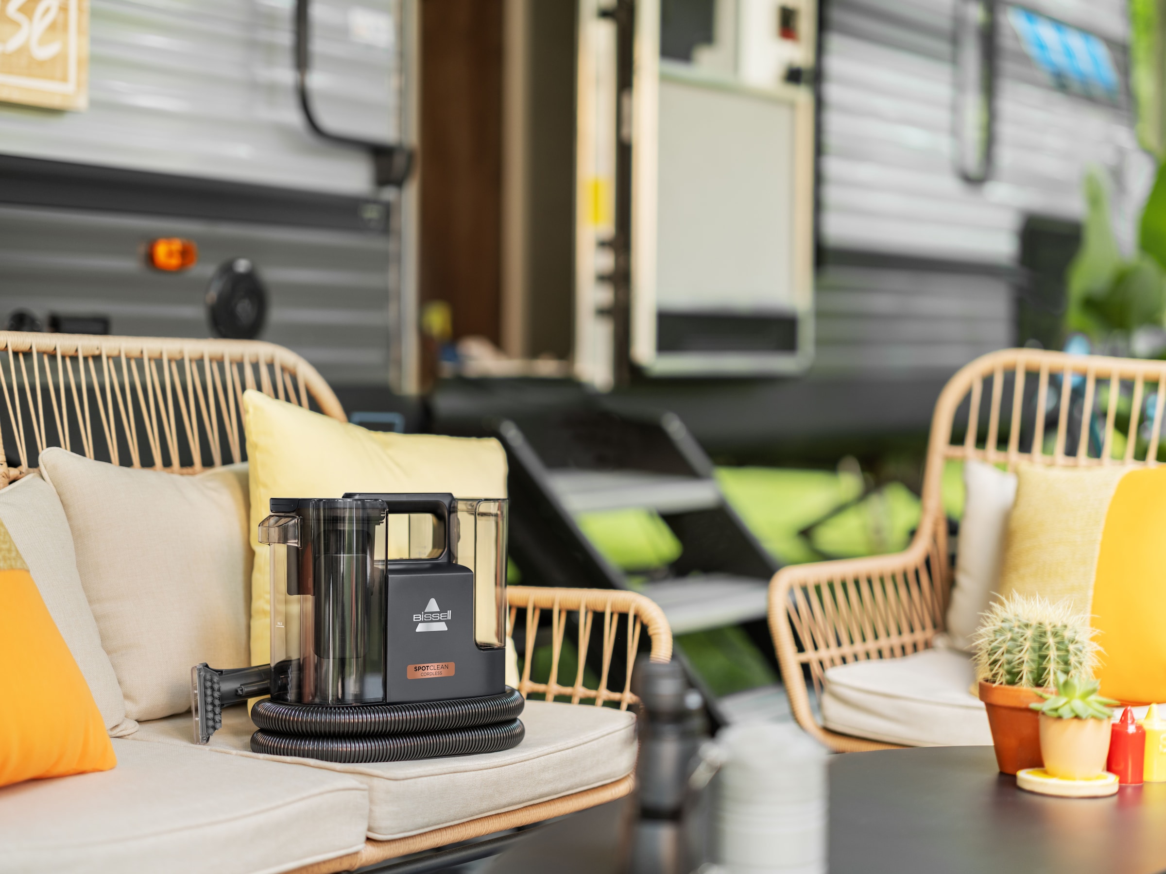 Bissell Wasch-Sauger »3681N SpotClean Cordless, leicht, klein, kabellos, Dual-Tank«, 12kPa, reinigt Flecken auf Teppich, Polster, Autositz & Gartenmöbel