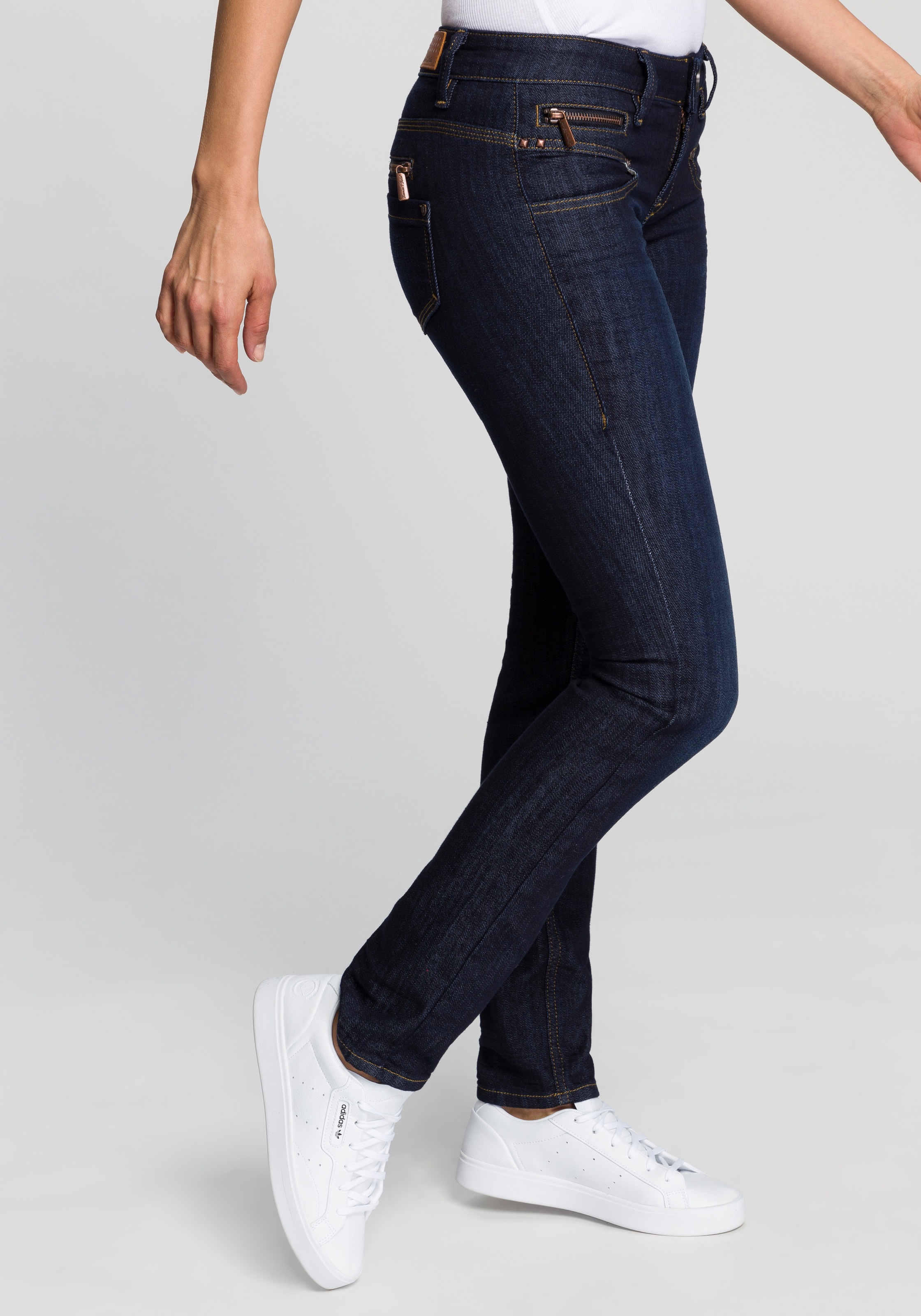 Freeman T. Porter Slim-fit-Jeans »Alexa SDM«, mit Passse in Herzform und  vielen liebevollen Details bei ♕
