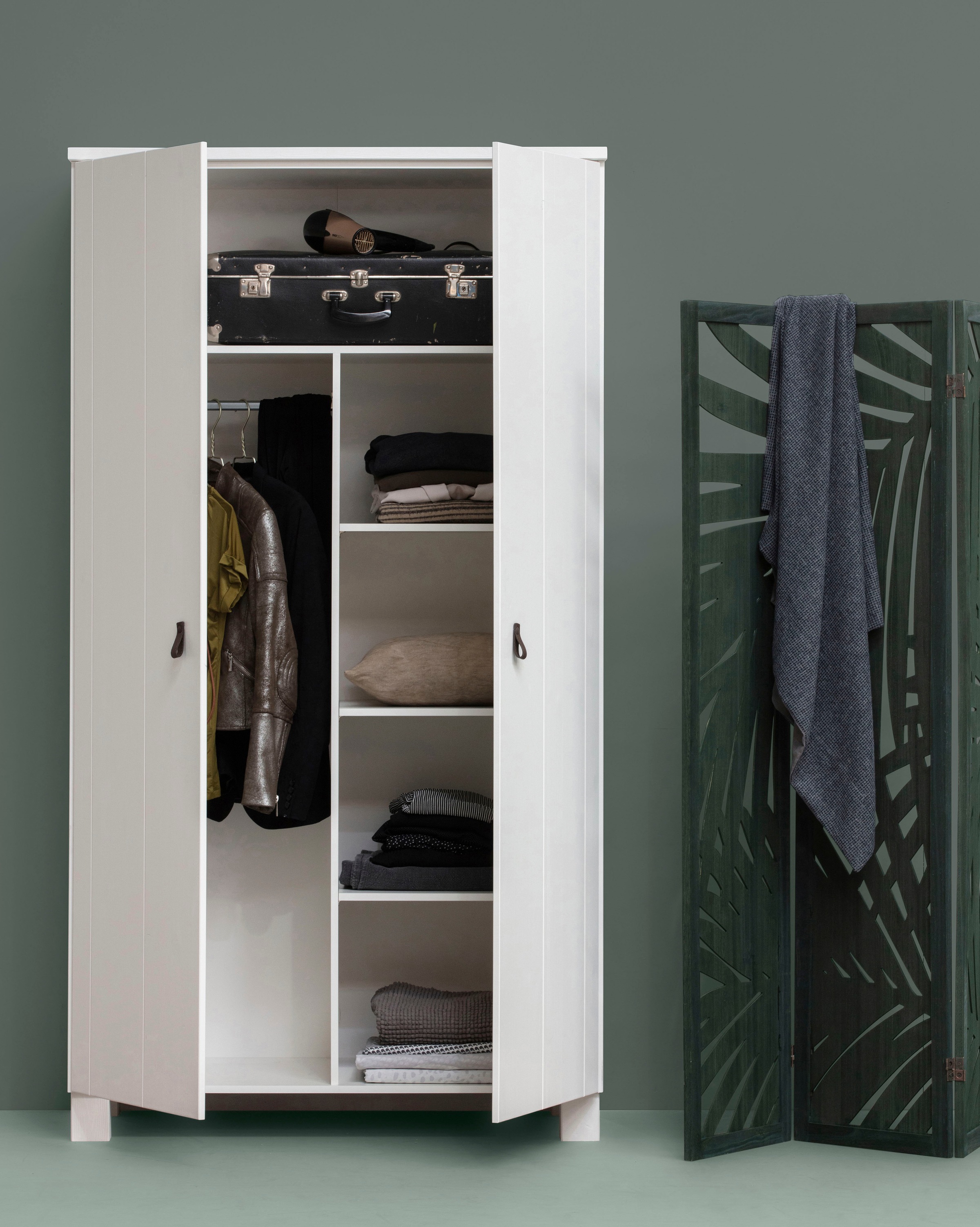 WOOOD Garderobenschrank »Ties FSC®-Kiefernholz gebürstet mit Ledergriffen, H202 x B111 x T55 cm« V-Nuten-Türen, Tragkraft 10 kg pro Einlegeboden, Melamininterieur