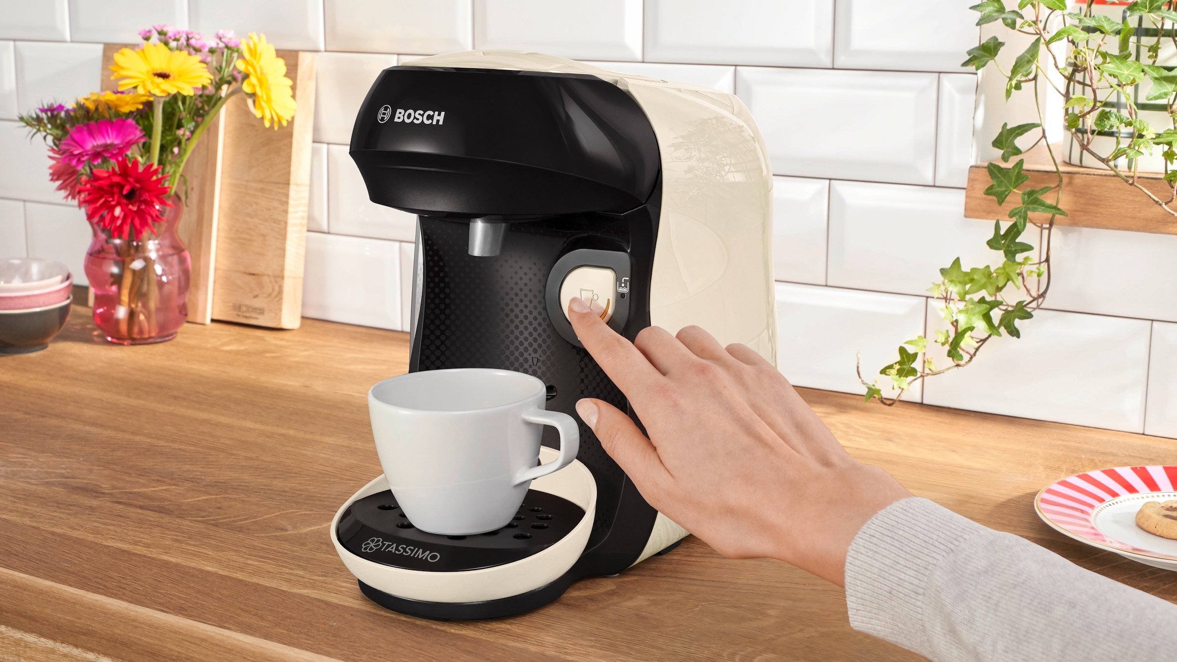 TASSIMO Kapselmaschine »happy friendly TAS107E, über 70 Getränke, platzsparend«, nachhaltig, geeignet für alle Tassen, Wassertank 0,7 L, schwarz/creme