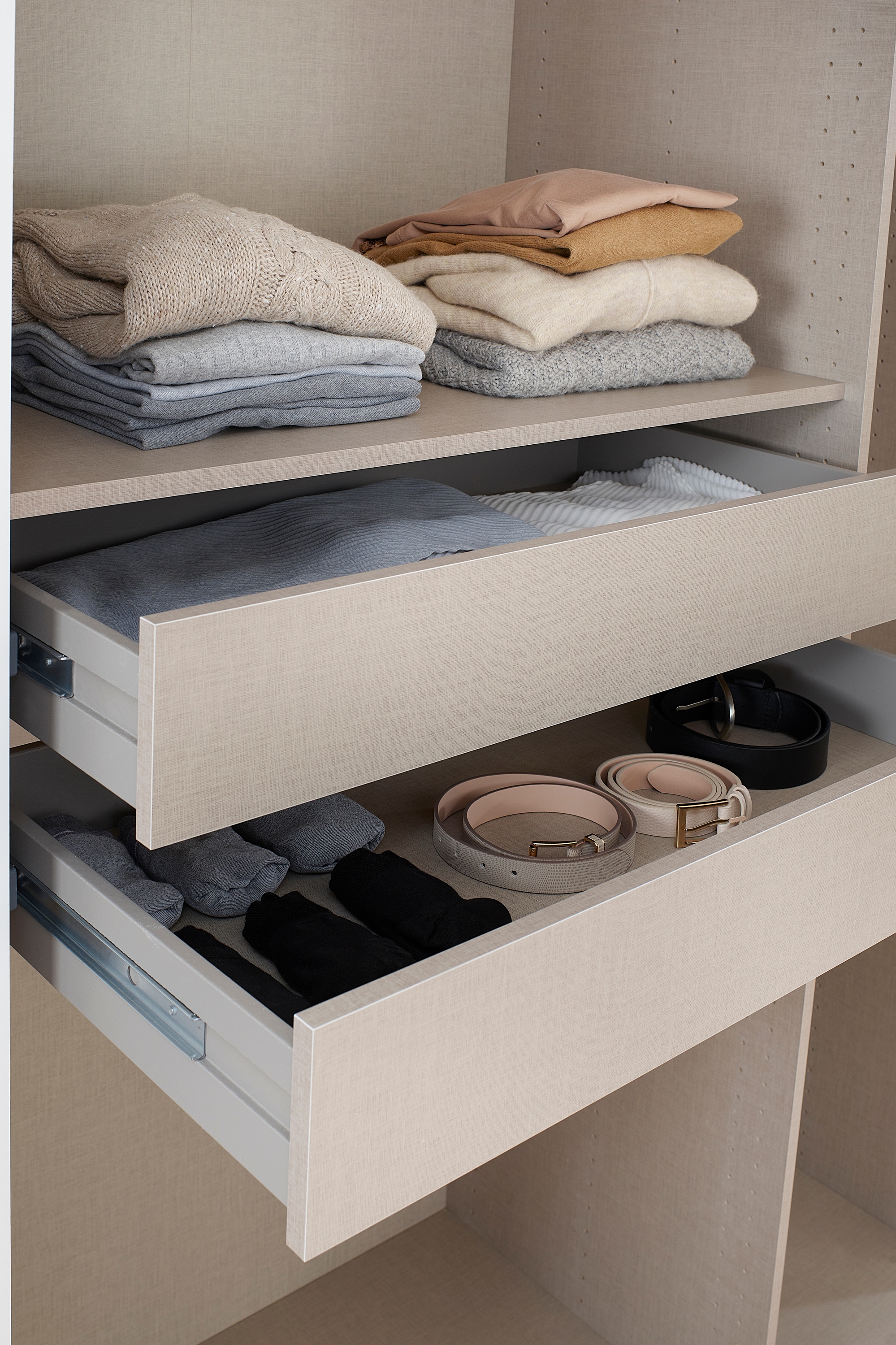 rauch Kleiderschrank »Schwebetürenschrank OTTO´s Choice Garderobe Schrank TOP ANGEBOT Avola«, (in 3 verschiedenen Ausstattungen BASIC/CLASSIC/PREMIUM inkl. Spiegel), mit eleganten Zierleisten in Chrom, Schwarz oder Weiß MADE IN GERMANY
