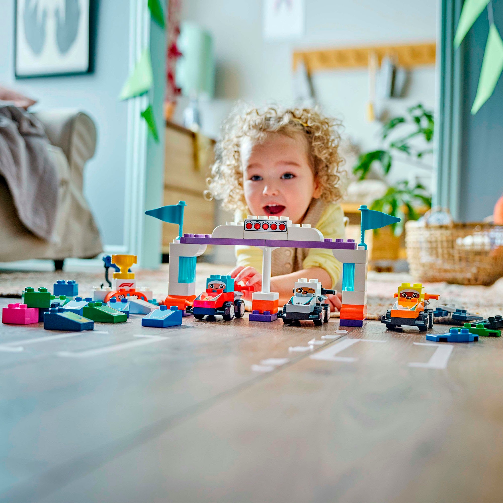 LEGO® Konstruktionsspielsteine »F1® Team Rennautos mit Rennfahrern (10445), LEGO DUPLO Town«, (70 St.), Made in Europe