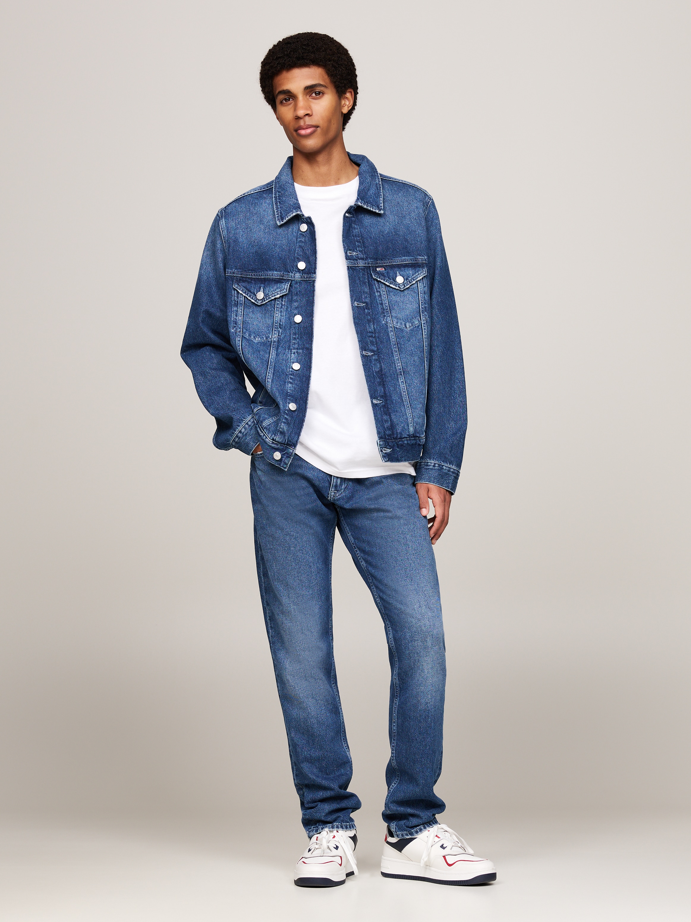 Tommy Jeans Jeansjacke »RYAN RGLR TRCKR JCKT DH6031«, Großes Markenemblem auf der Rückseite