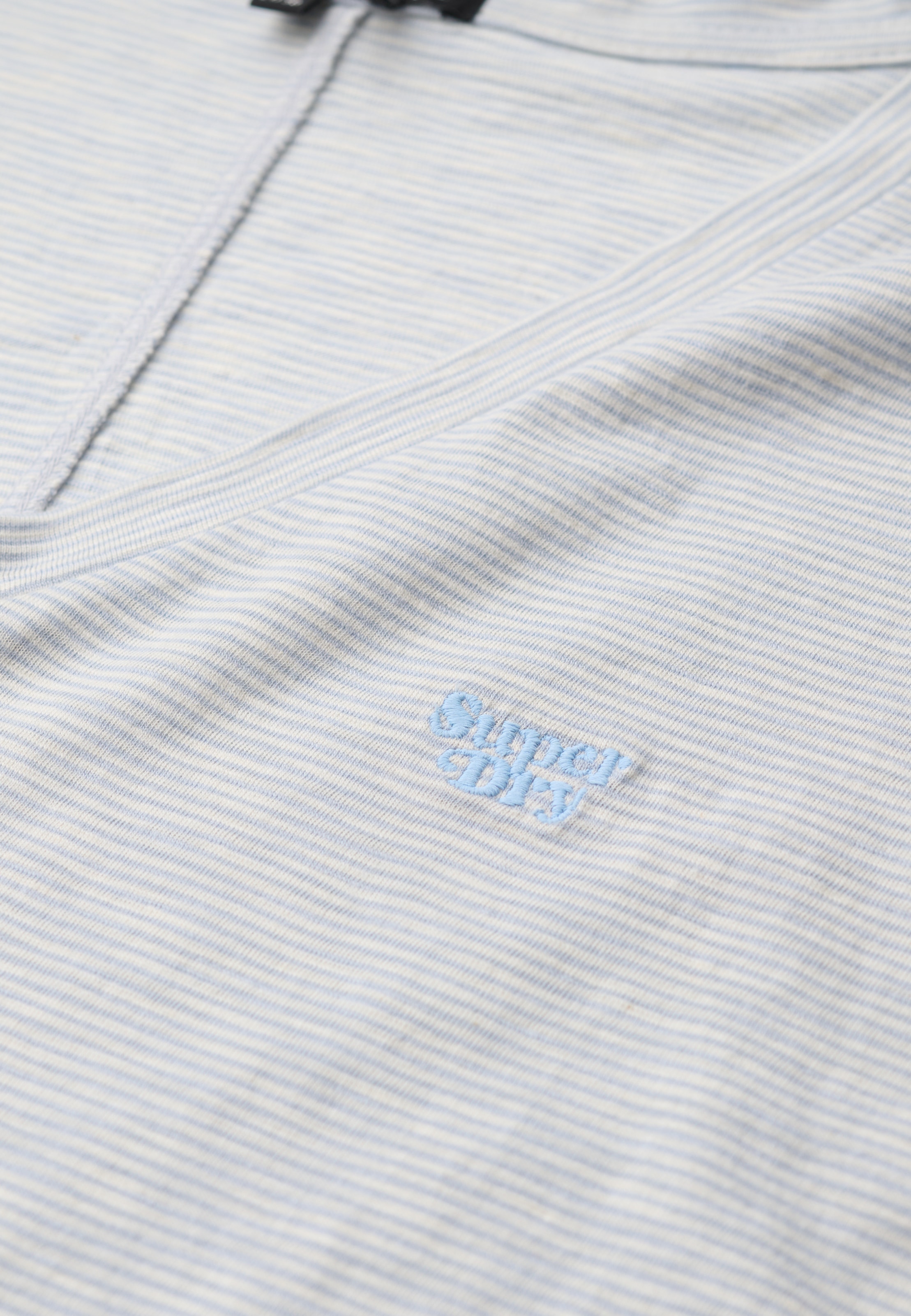 Superdry V-Shirt »STUDIOS SLUB EMB VEE TEE«, strukturiertes T-Shirt mit V-Ausschnitt und Stickerei