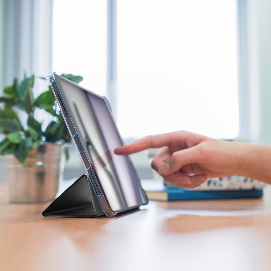 Hama Tablet-Hülle »Tablet-Hülle mit Standfunktion für iPad Air 10.9“ und 11“, schwarz« iPad | iPad Air 11" (2024/2025) Magnetischer Deckel, Standfunktion, transparente Rückseite, leicht