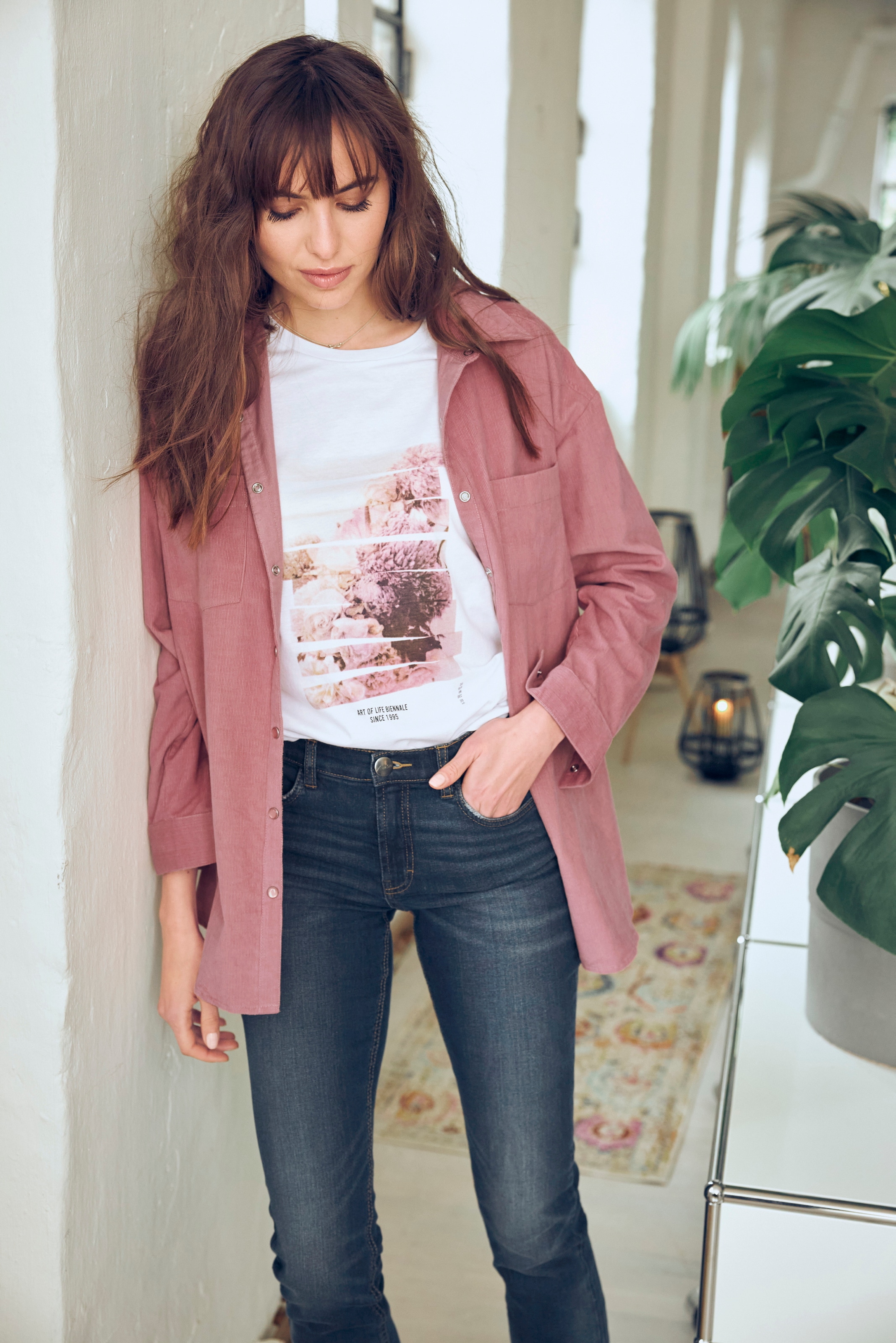 Aniston CASUAL Beinabschluss am trendiger Bootcut-Jeans, bei mit ausgefranstem leicht Waschung ♕