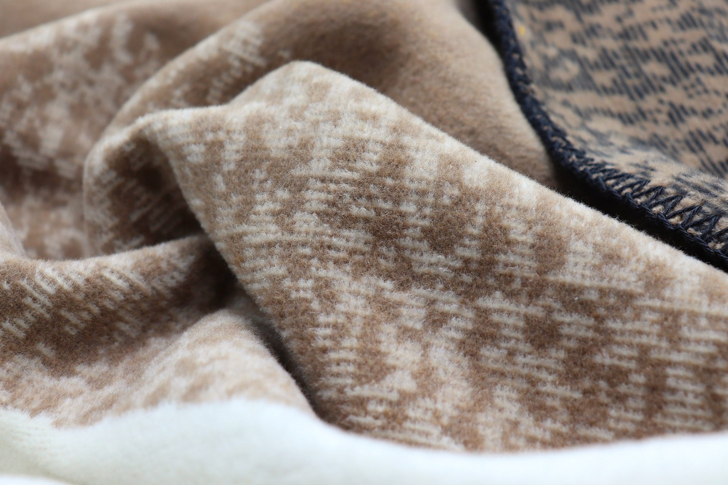 Biederlack Wohndecke »Conture Flow« dezentes Muster in Struktur-Optik