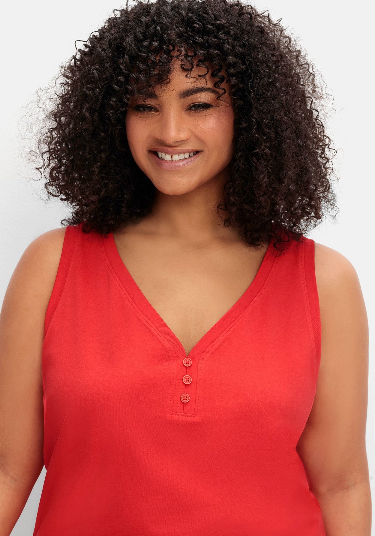 Sheego Tanktop »Tanktop mit V-Ausschnitt und Zierknopfleiste«