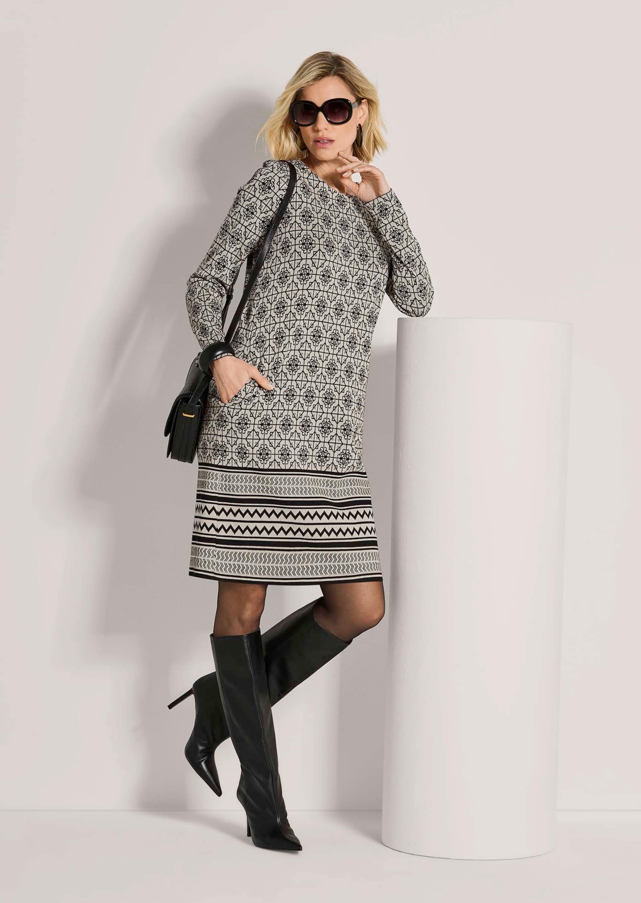 MADELEINE Midikleid »Kleid Schmales Kleid mit Grafik-Druck« Ohne Tasche