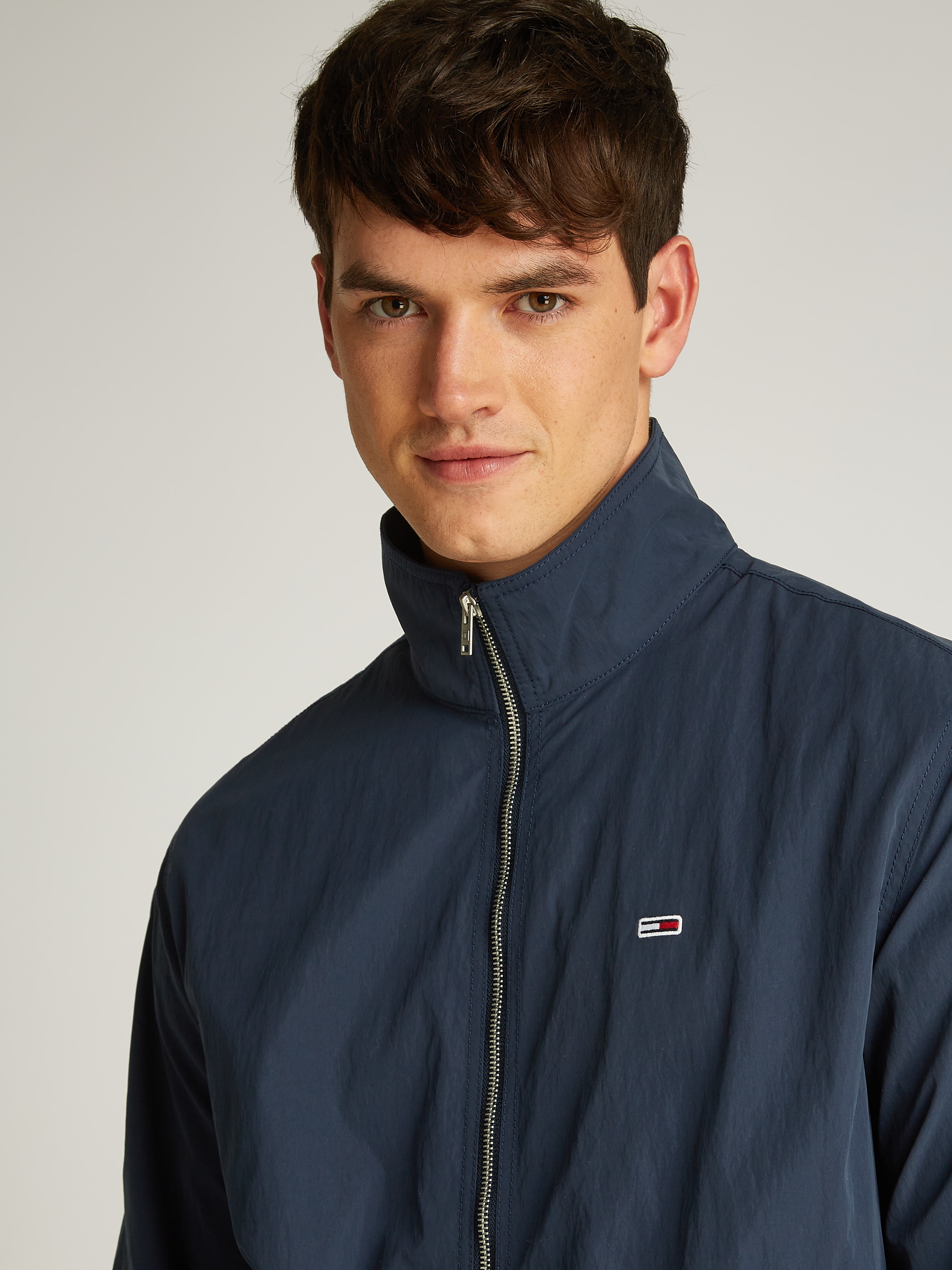 Tommy Jeans Plus Allwetterjacke »TJM ESSENTIAL JACKET EXT«, in Großen Größen, Logostickerei, Eingriffstaschen