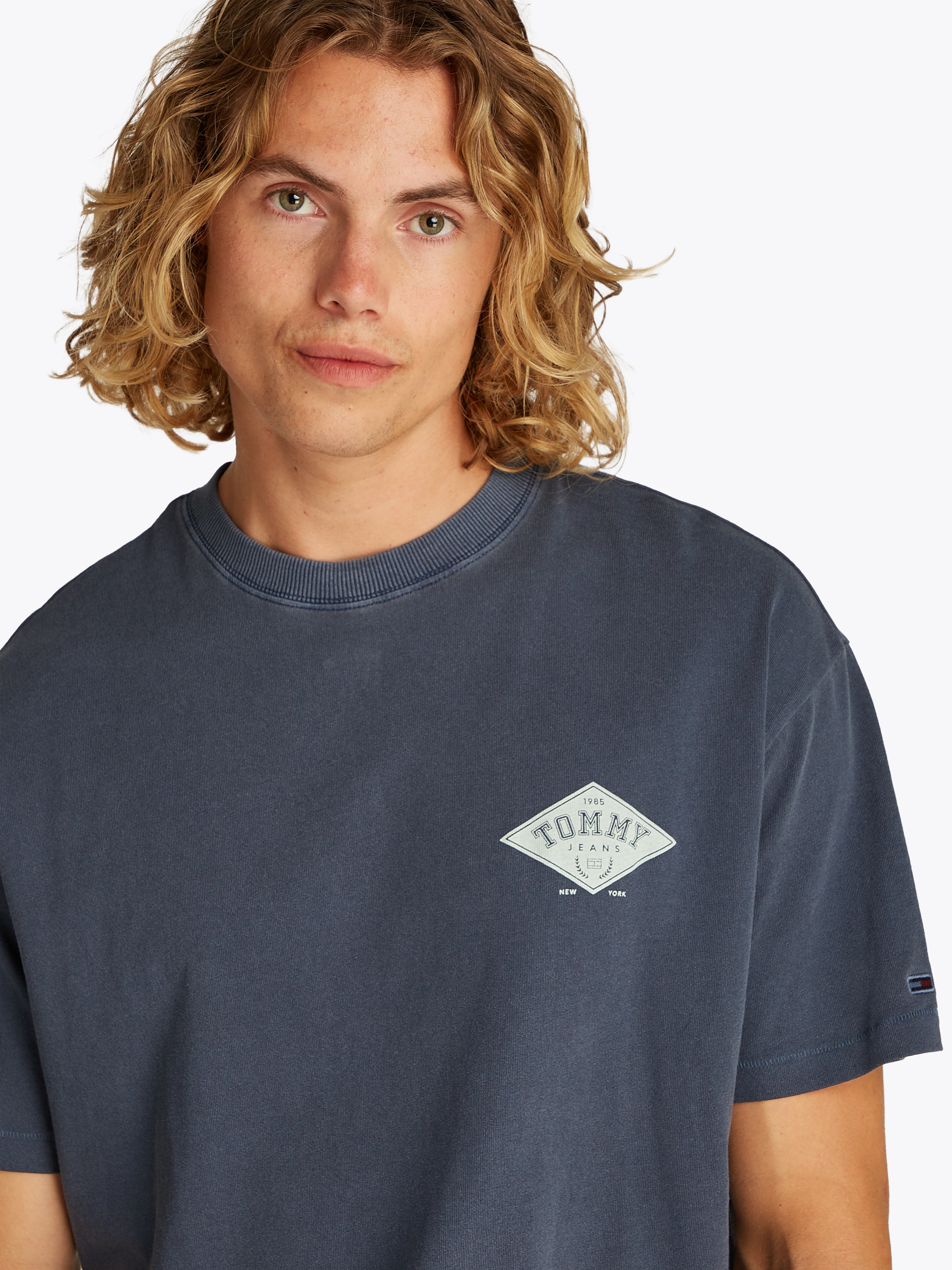 Tommy Jeans T-Shirt »TJM RLX VARSITY GRAPHICS TEE EXT«, mit großem Rückenprint