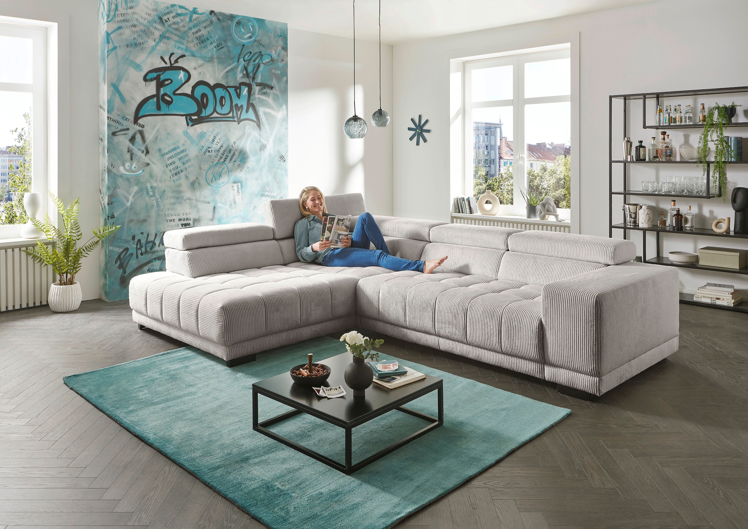 Die PlanBar Ecksofa »MP-IN15053 L-Form breiter Schenkel« wahlweise mit Kopfteilverstellung und manueller Vorziehbank