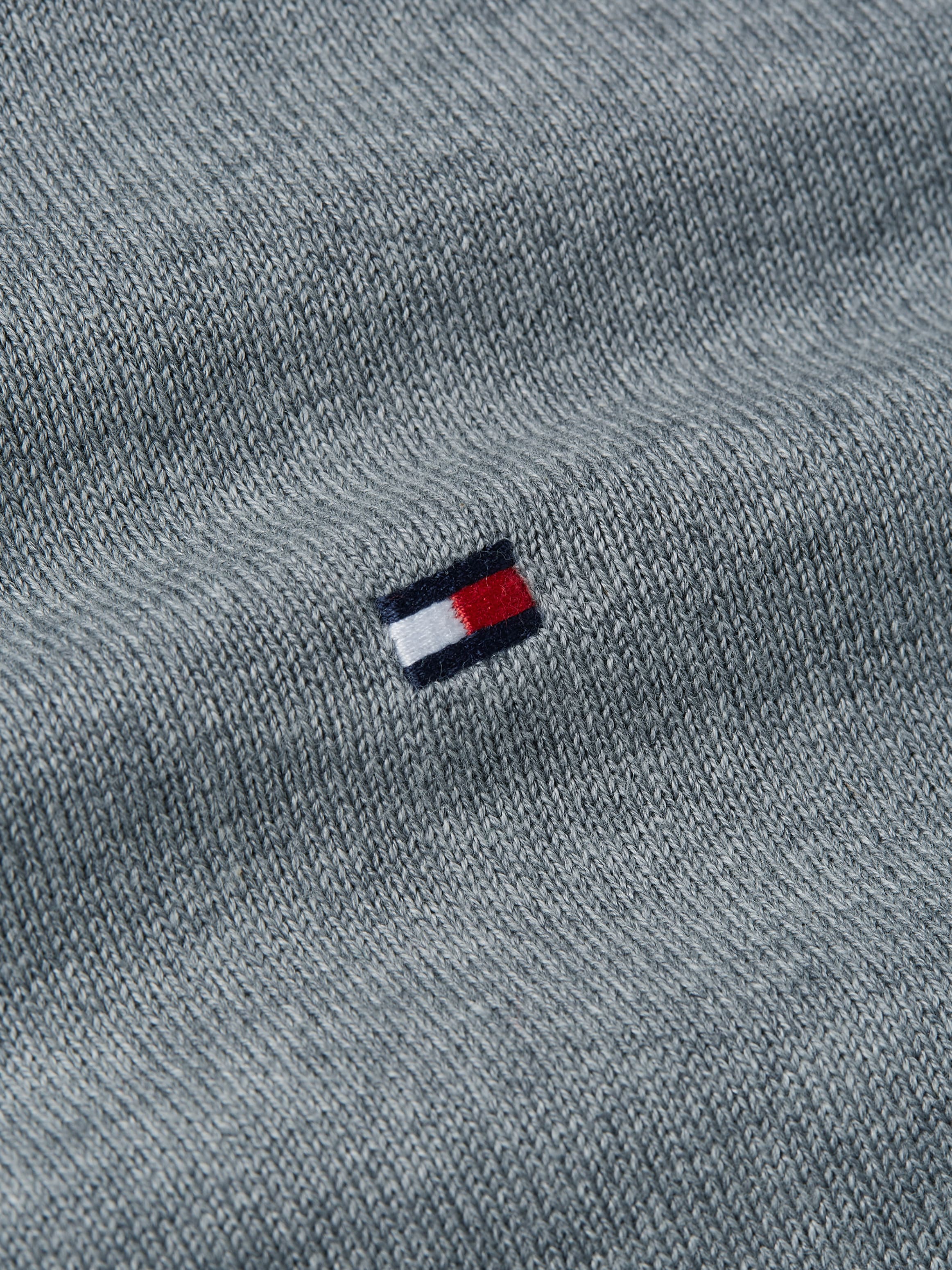 Tommy Hilfiger Strickpullover »ESSENTIAL COTTON V NECK mit V-Ausschnitt und Stickerei« unifarben, casual, regular fit, Baumwolle, V-Ausschnitt