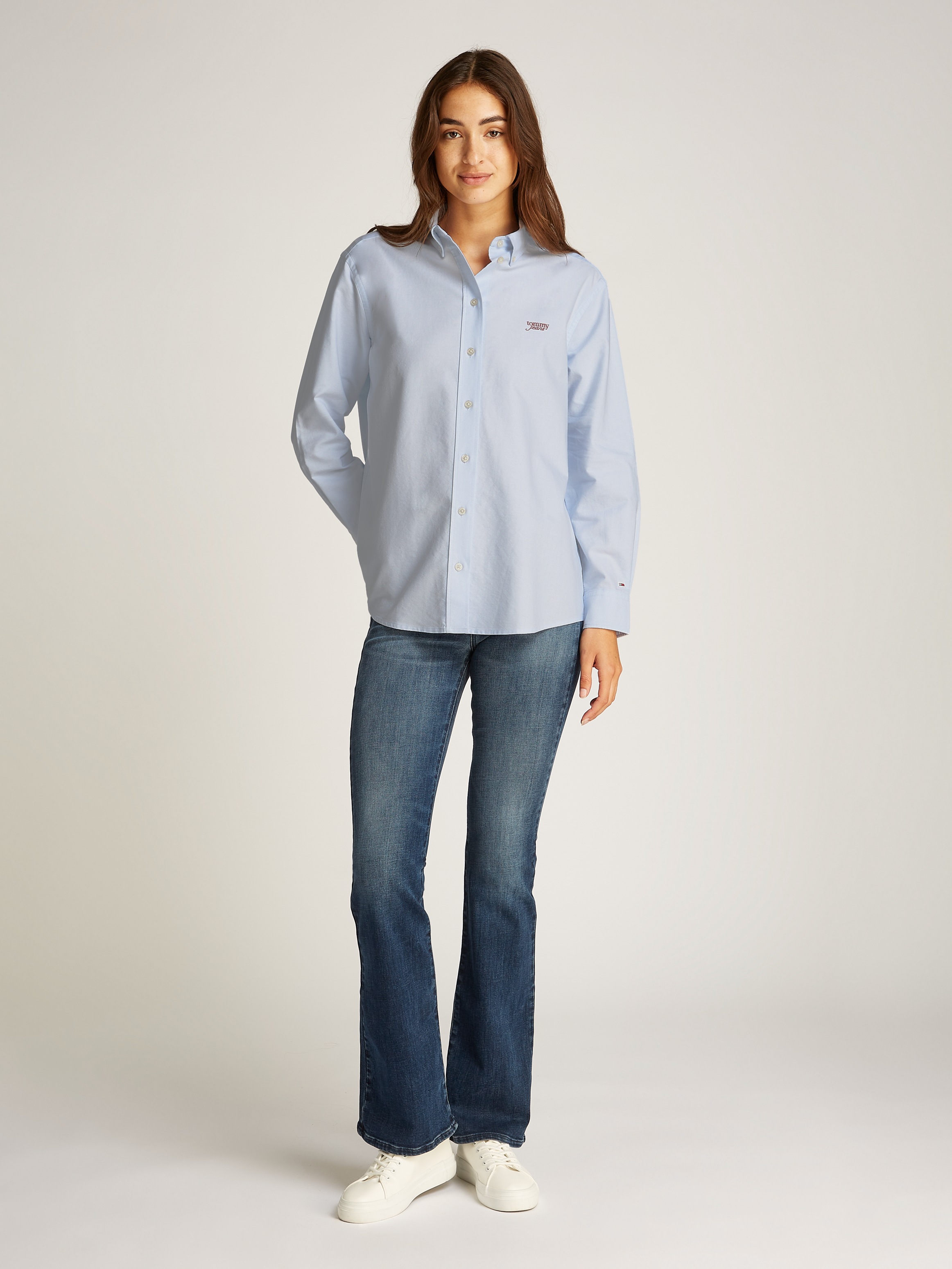 Tommy Jeans Hemdbluse »TJW RLX SCRIPT OXFORD SHIRT«, mit Logo-Stickereien