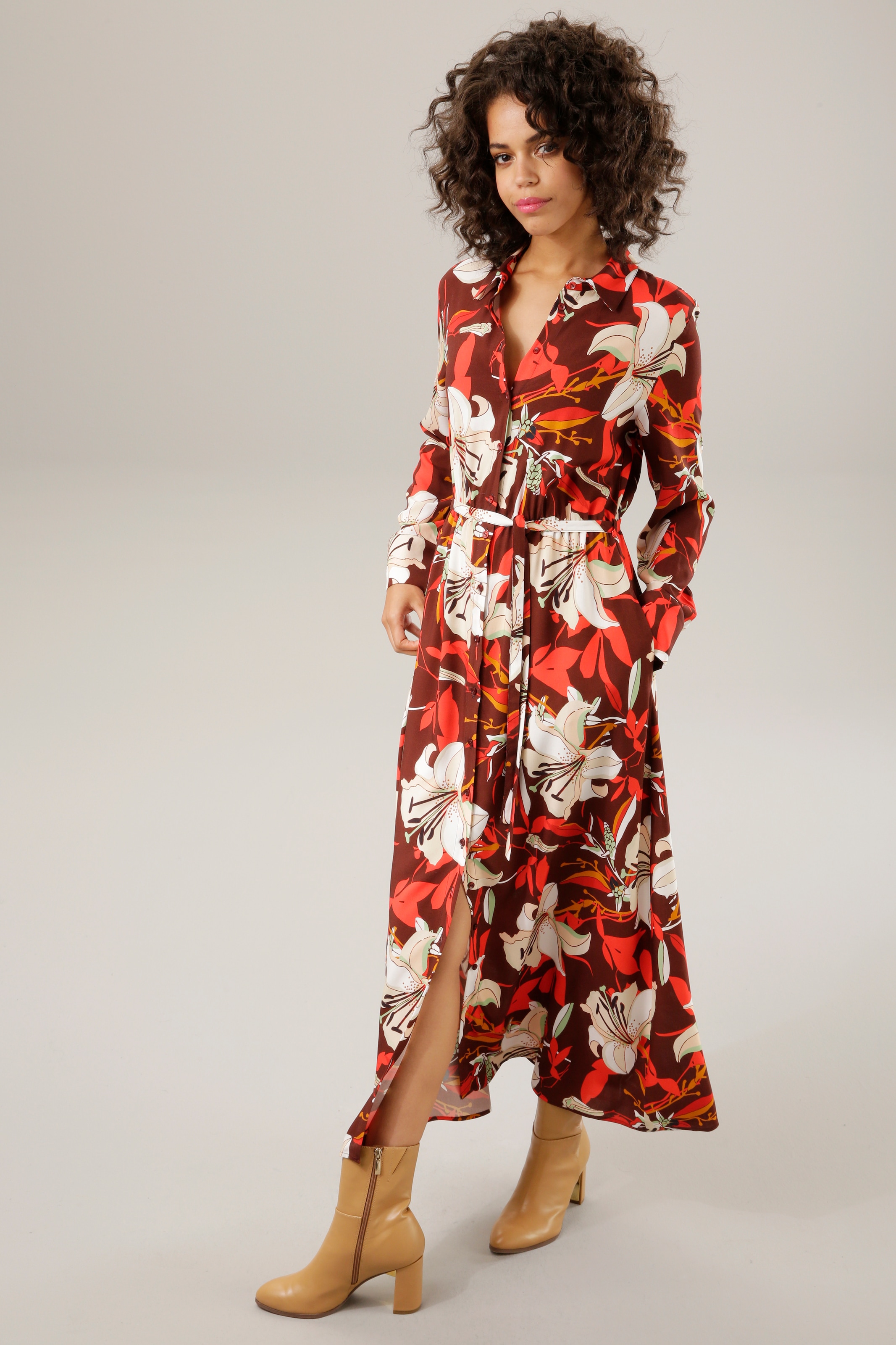 Aniston CASUAL Maxikleid, (mit abnehmbarem Bindegürtel), mit  farbharmonischem, großflächigem Blumendruck bei ♕