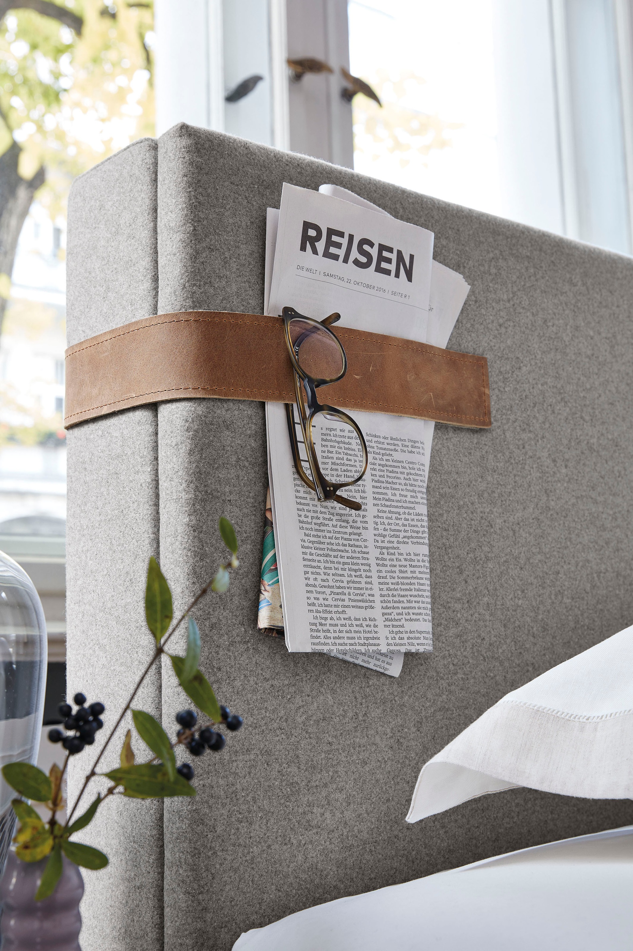 Birkenstock Boxspringbett »Iona«, mit Lederlaschen am Kopfteil, mit Holzsockel in Eiche natur