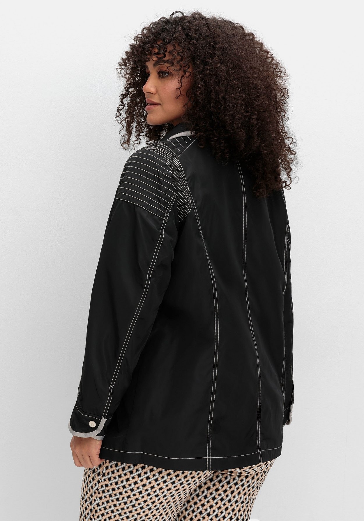 Sheego Parka »Jacke mit silberfarbenen Kontrastdetails«