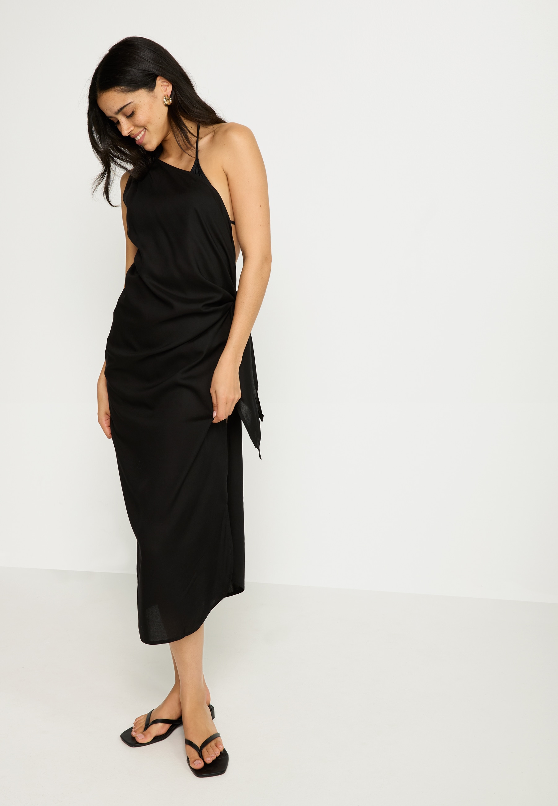 LSCN by LASCANA One-Shoulder-Kleid, mit goldfarbenen Zieraccessoire am Träger, Strandkleid