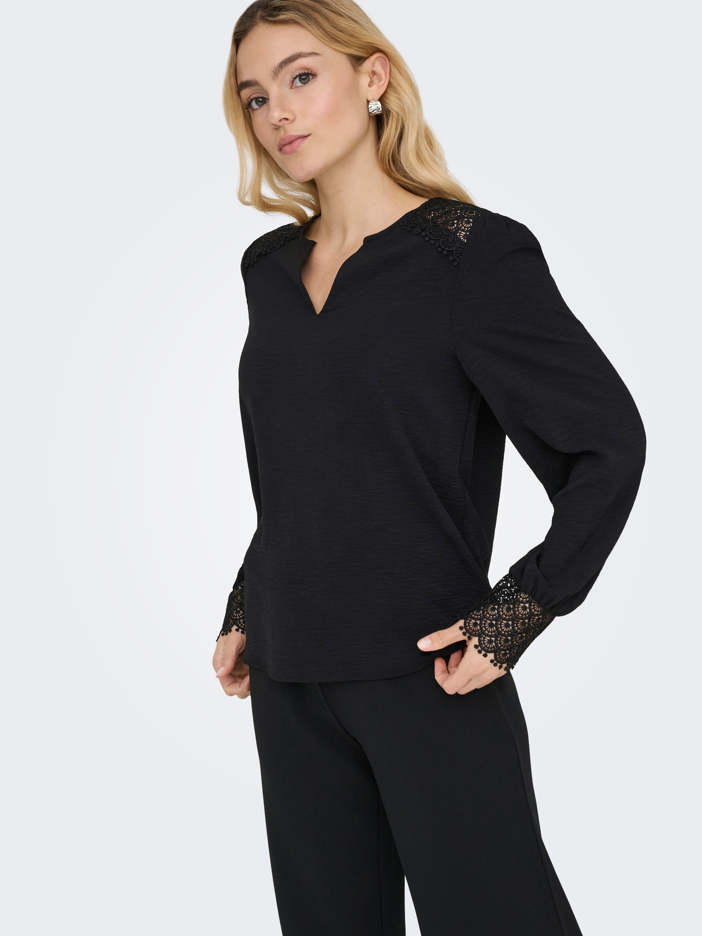 ONLY Langarmbluse »ONLCERENA METTE L/S LACE VNECK TOP WVN« Kunstfaser, regular fit, V-Ausschnitt