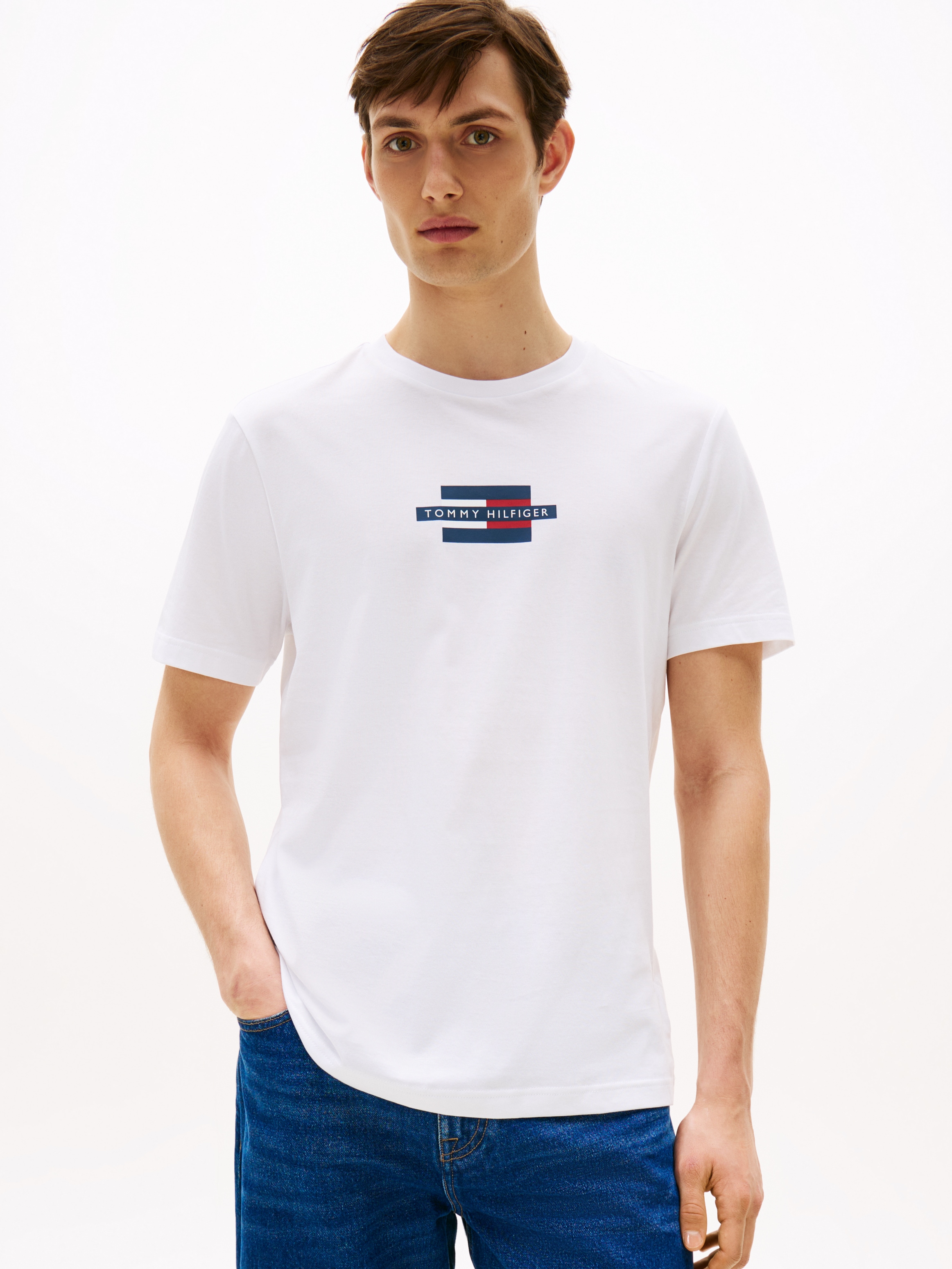Tommy Hilfiger Kurzarmshirt »FLAG BOX TEE«, Mit Rundhalsausschnitt