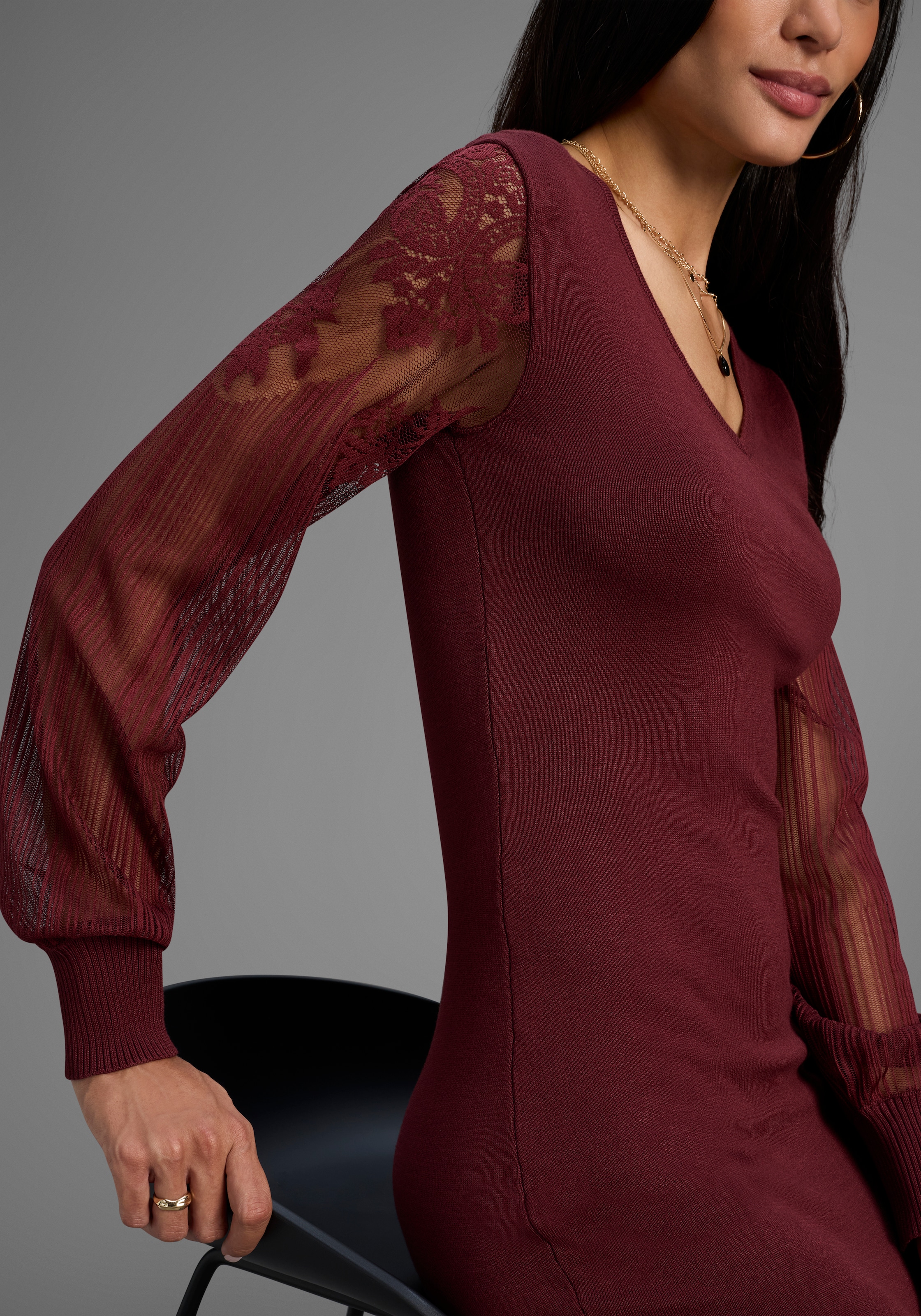 Laura Scott Strickkleid, mit edlen Spitzenärmeln und tiefem V-neck