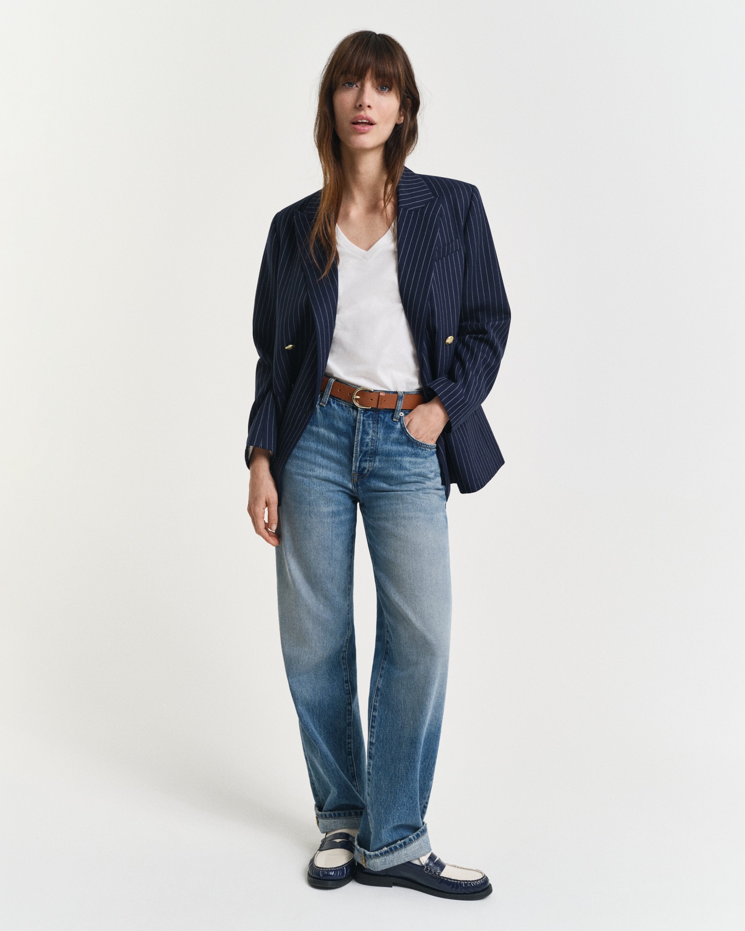 Gant T-Shirt »REG SHIELD KA V-NECK T-SHIRT« mit einer kleinen Logostickerei auf der Brust