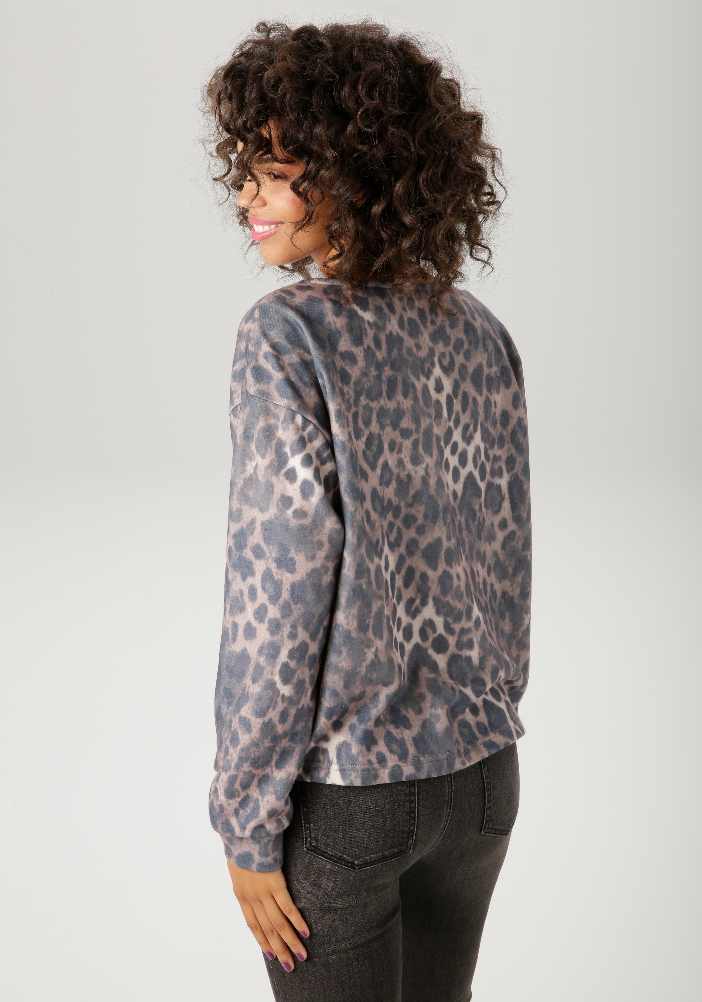 Aniston CASUAL Sweatshirt , mit trendigem Leo-Druck - jedes Teil ein Unikat
