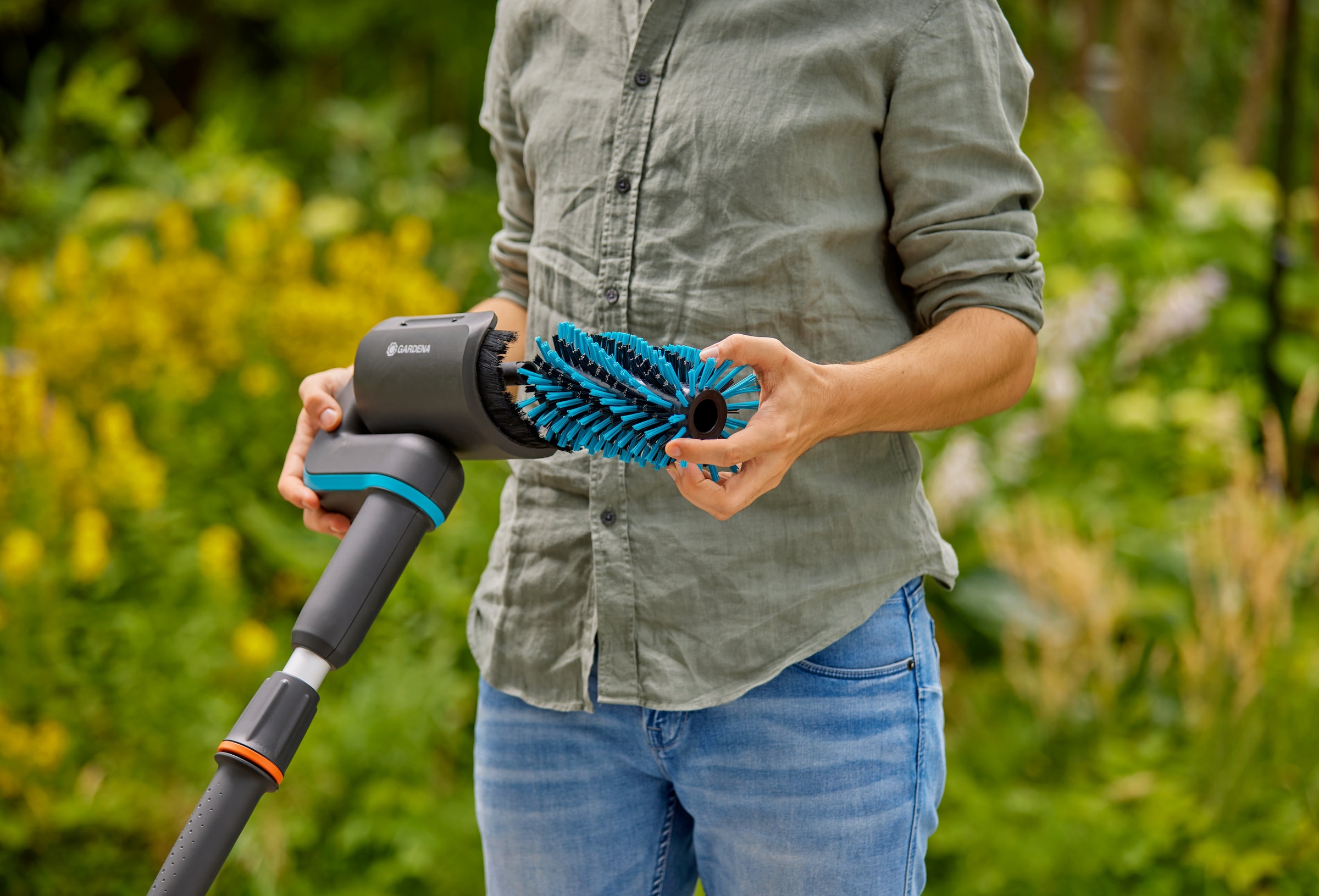 GARDENA Akku-Oberflächenbürste »Multi-Reiniger AquaBrush Patio 03/18V P4A«, Ready-To-Use Set inkl. Akku und Ladegerät