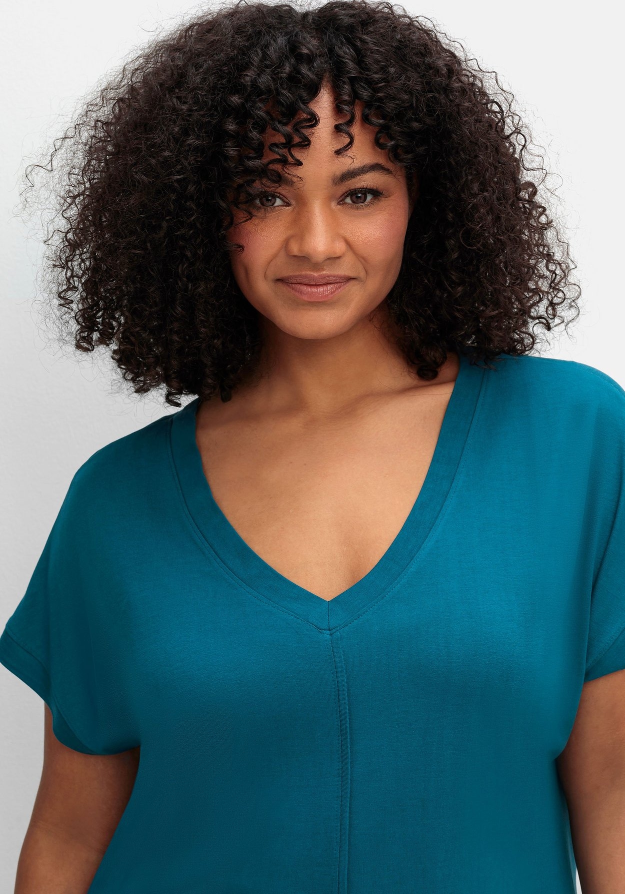 Sheego T-Shirt »Shirt mit V-Ausschnitt und Zierpaspel vorn«