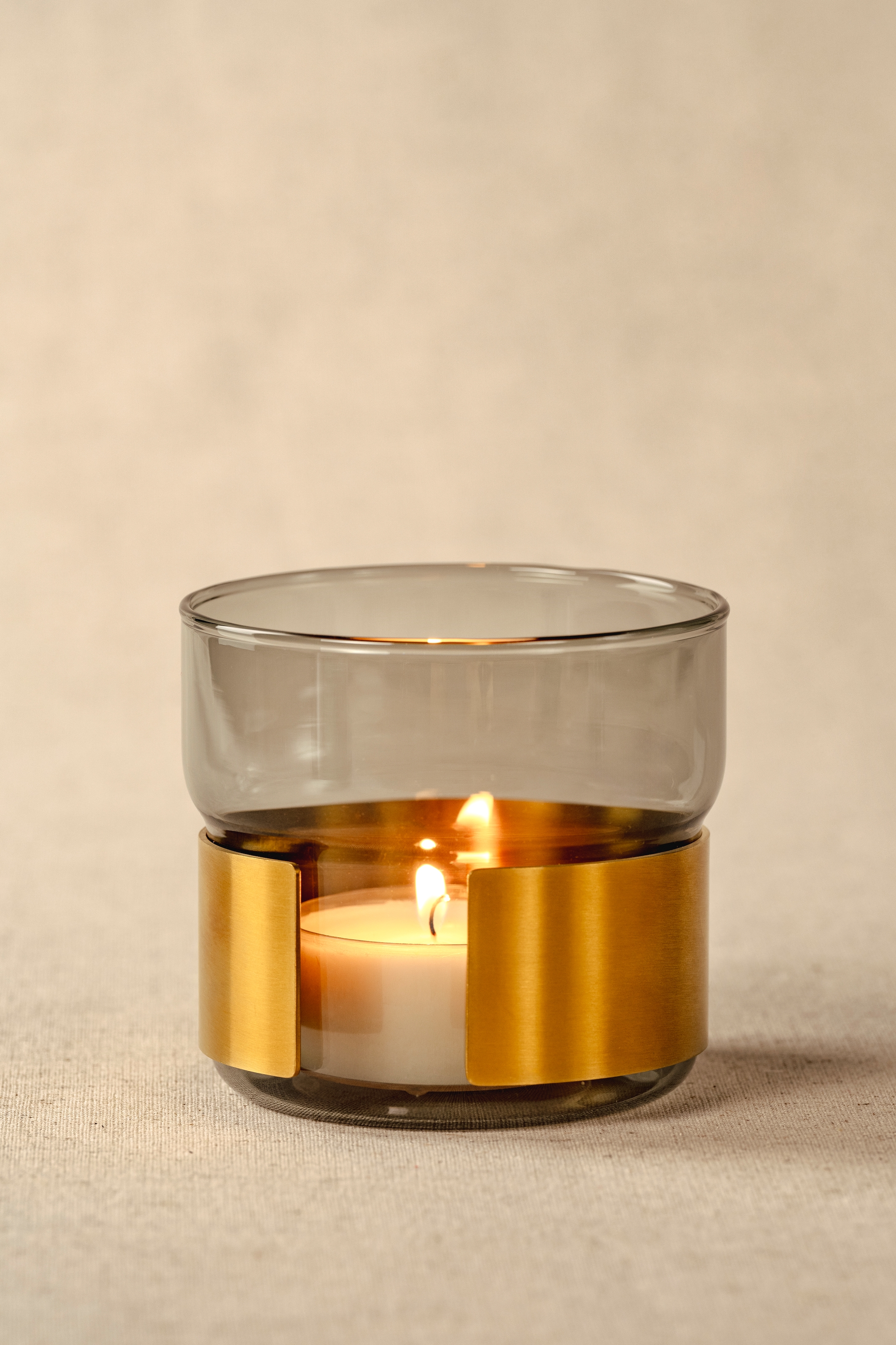 LEONARDO Teelichthalter »Silenzio«, aus grauem Glas mit goldener Metallspange