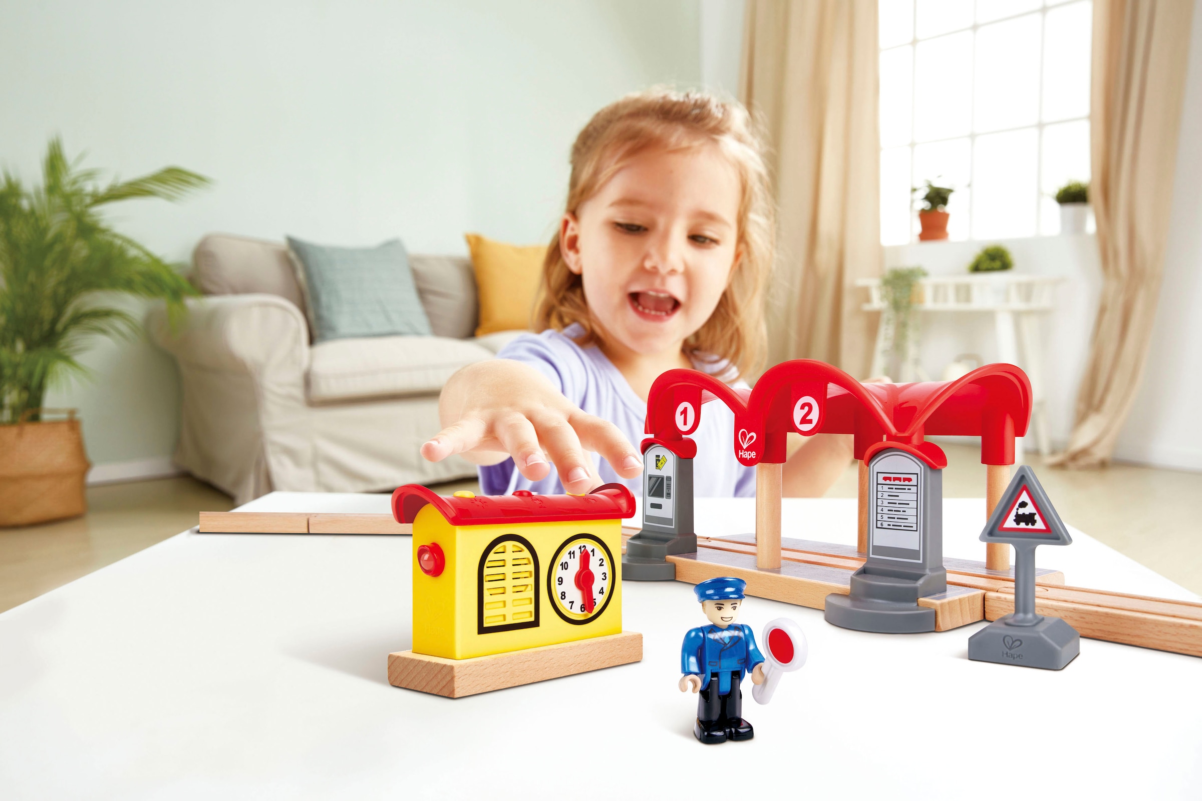 Hape Spielzeugeisenbahn-Gebäude »Bahnhof mit Aufnahmefunktion«, (Set, 5 tlg.), aus Holz