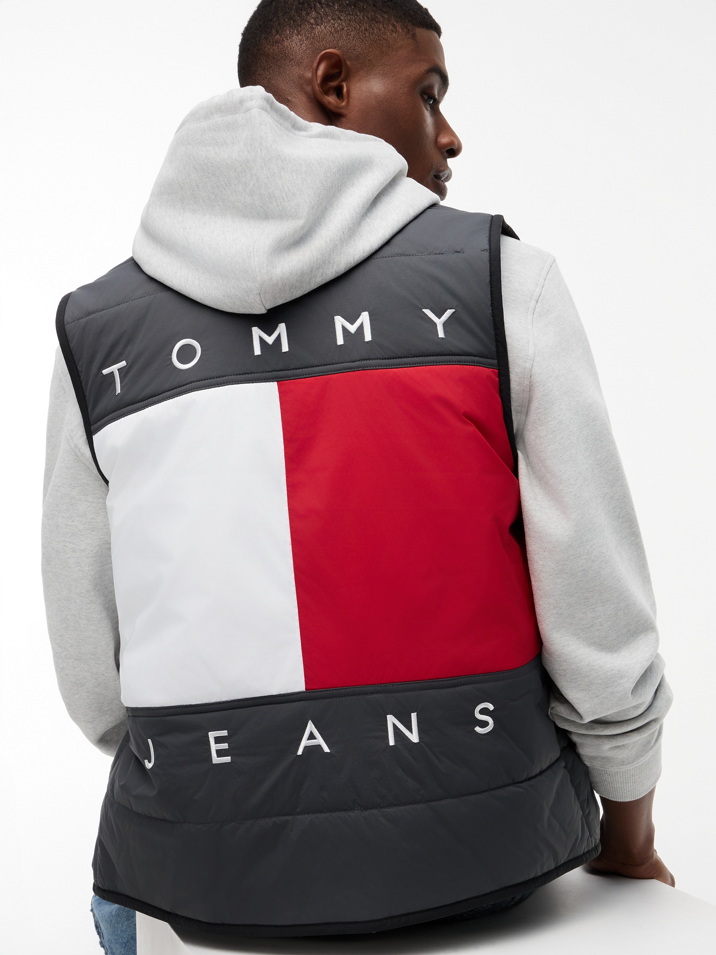 Tommy Jeans Steppweste »TJM HERITAGE FLAG QUILTED« Underliner Regular fit mit Rundhalsausschnitt