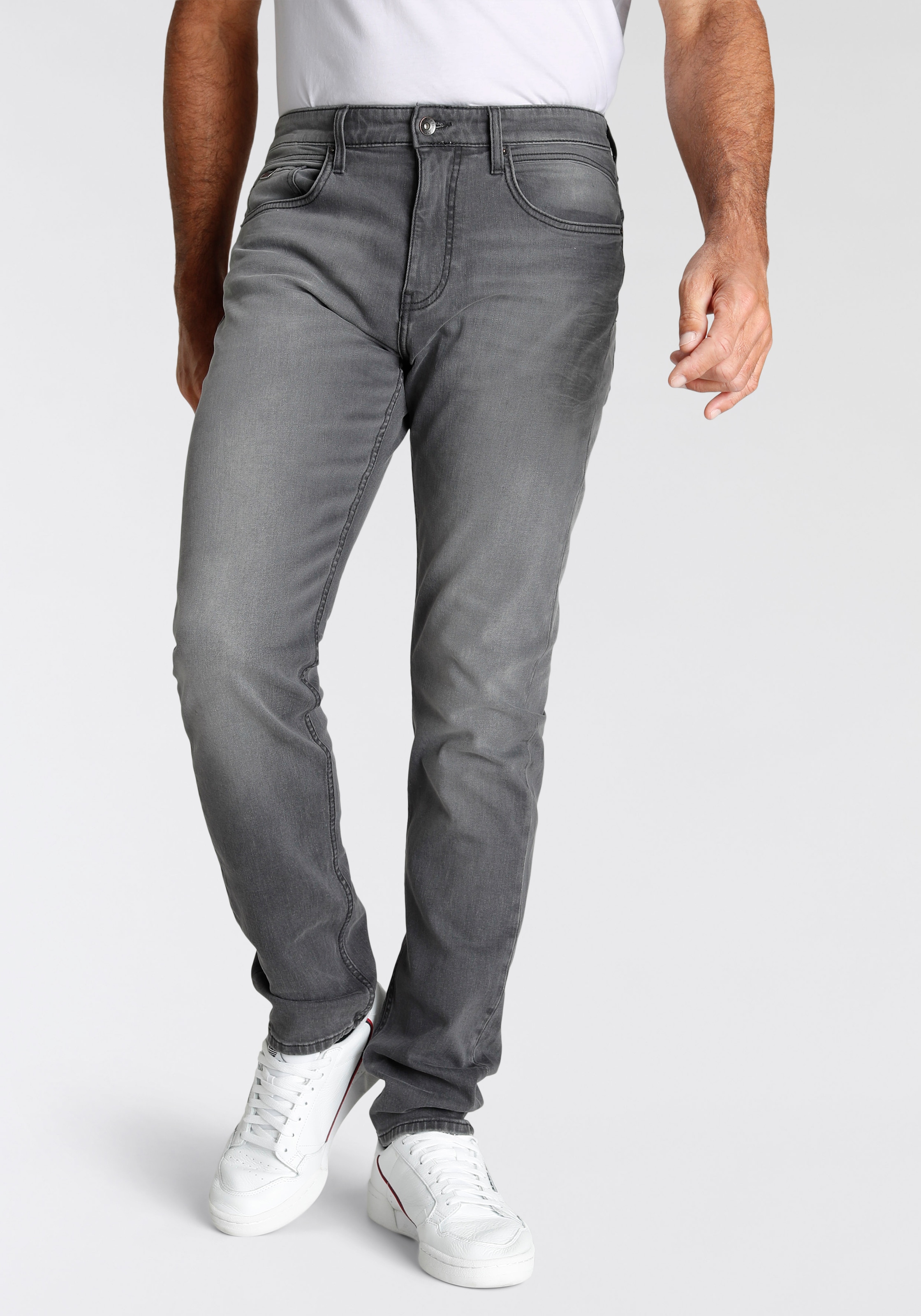 Tapered-fit-Jeans »CIAN«, Ökologische, wassersparende Produktion durch Ozon Wash