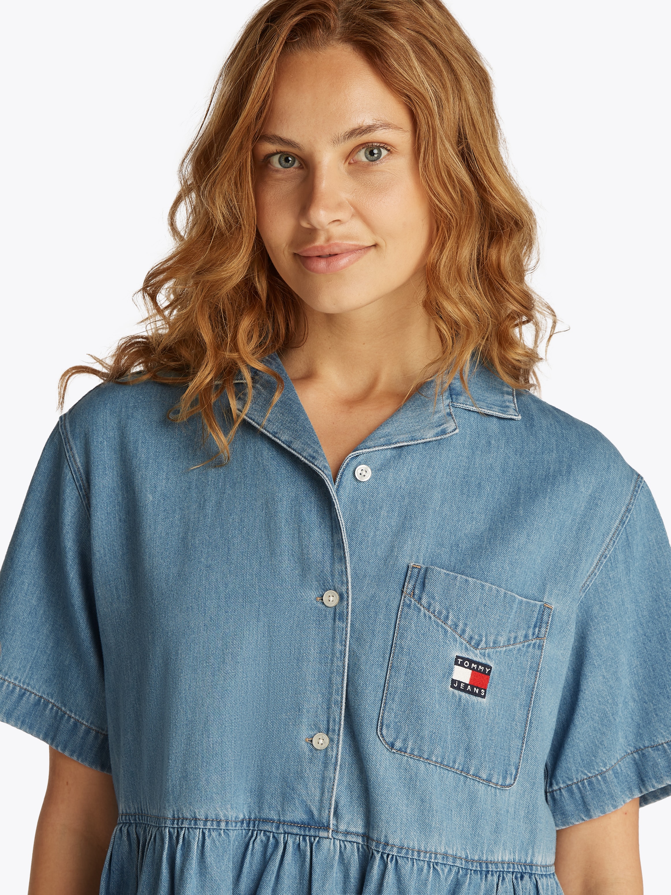 Tommy Jeans Jeanskleid »TJW LT DENIM DRESS EXT«, in Mini-Länge, mit Logostickerei, in blauer Waschung