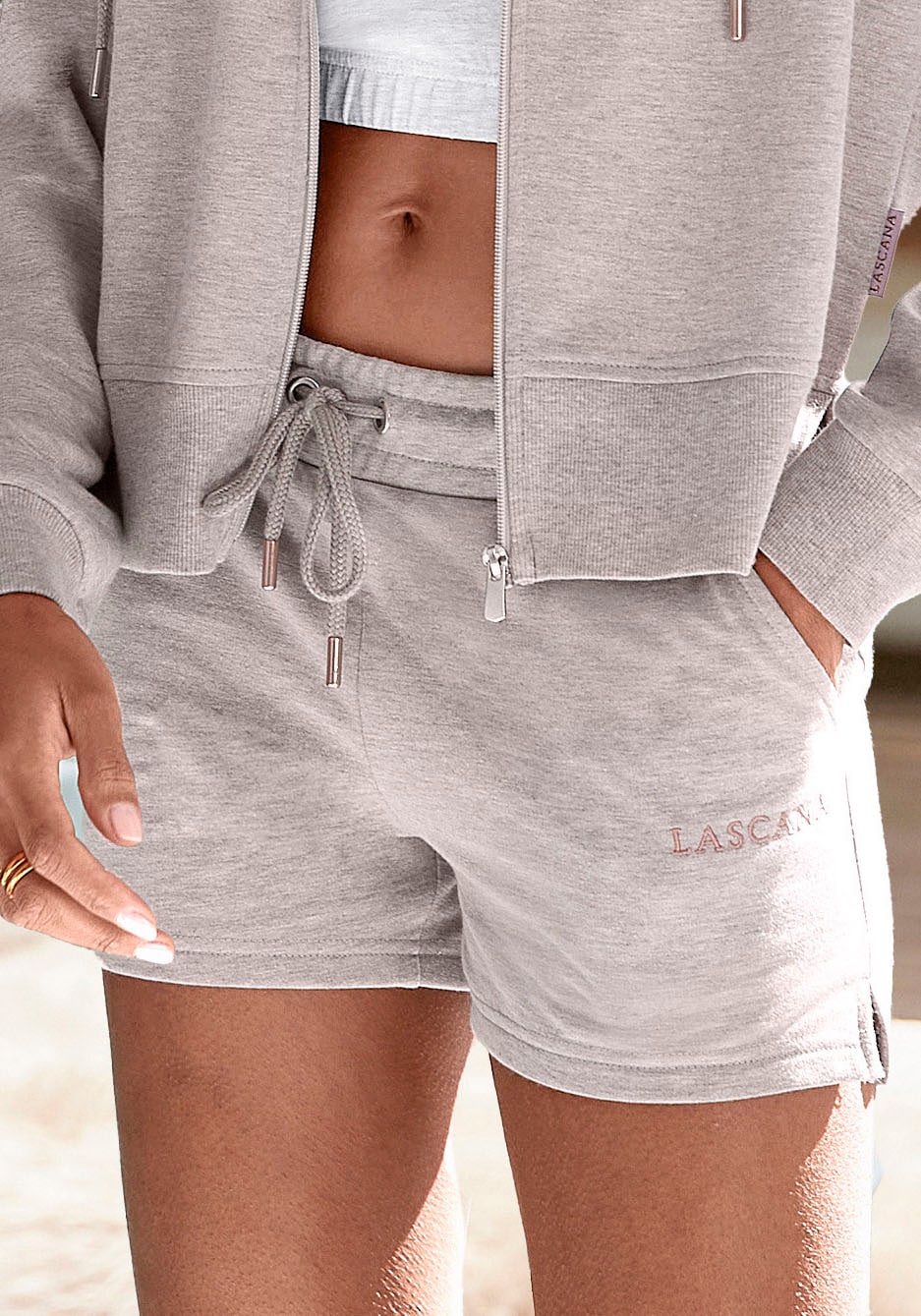 LASCANA Sweatshorts, mit Logostickerei, Loungeanzug