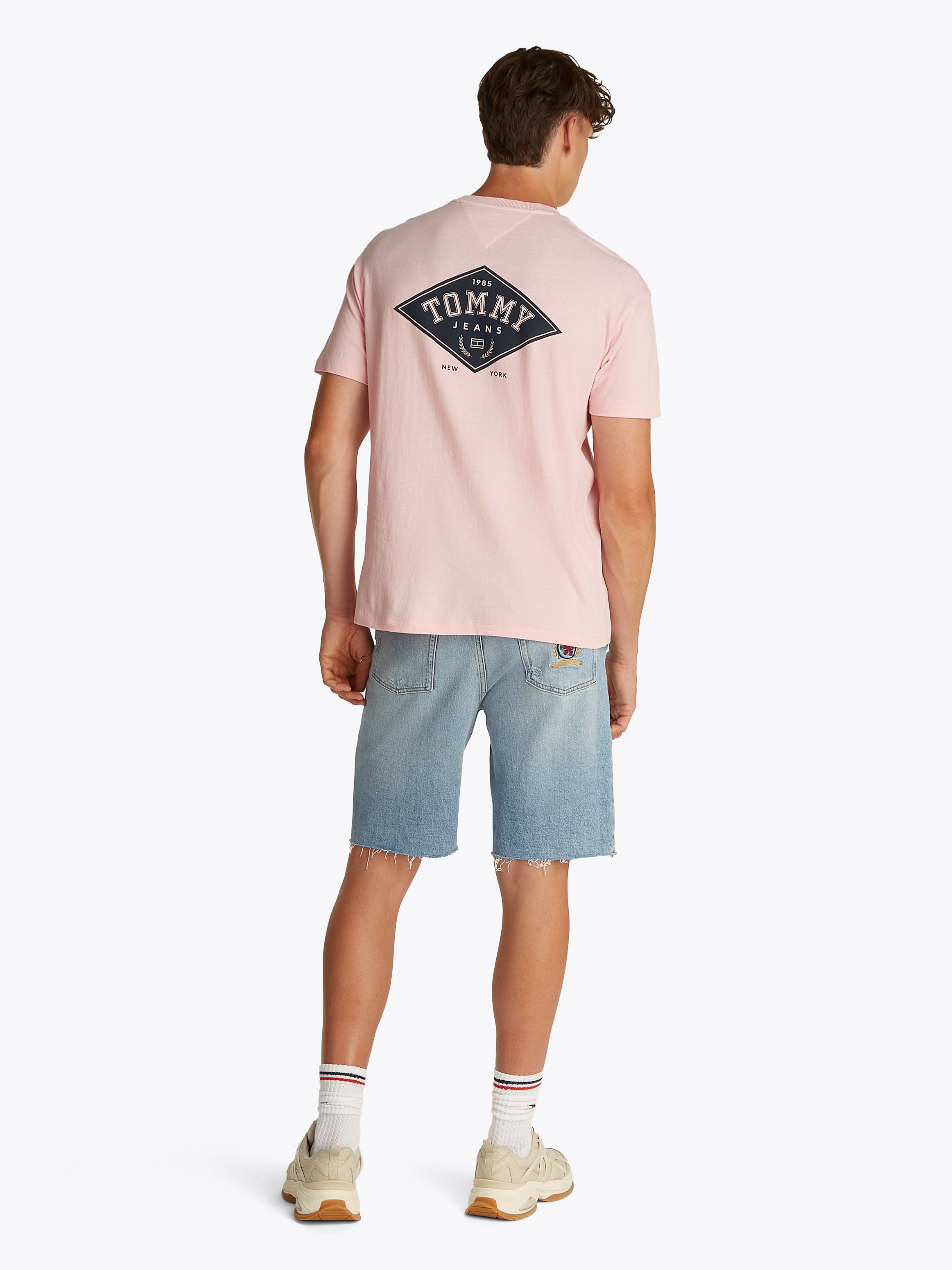Tommy Jeans T-Shirt »TJM RLX VARSITY GRAPHICS TEE EXT«, mit großem Rückenprint