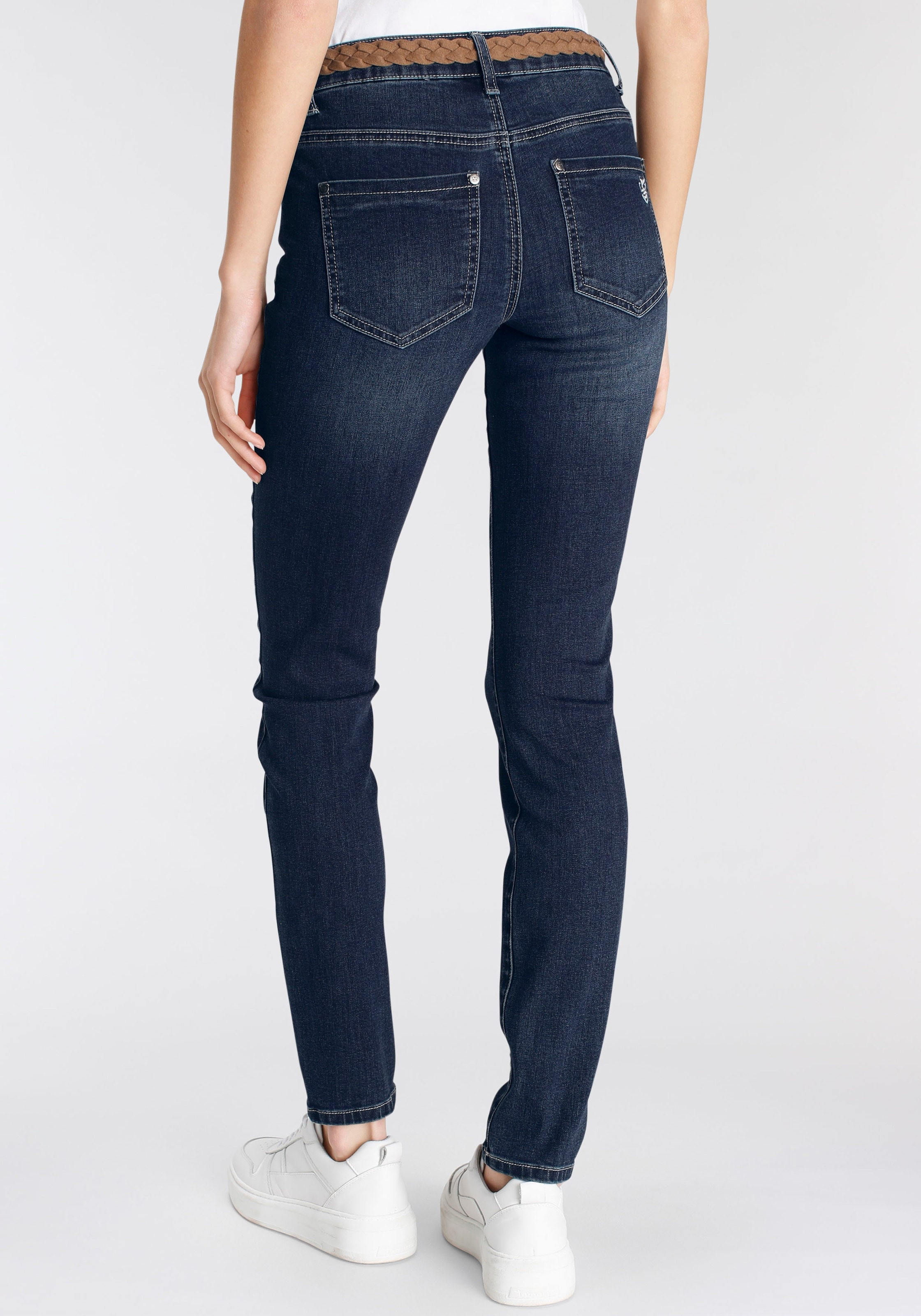 DELMAO Slim-fit-Jeans, (Set, 2 tlg., mit Gürtel), schmale Beinform, normale Leibhöhe, knöchellang