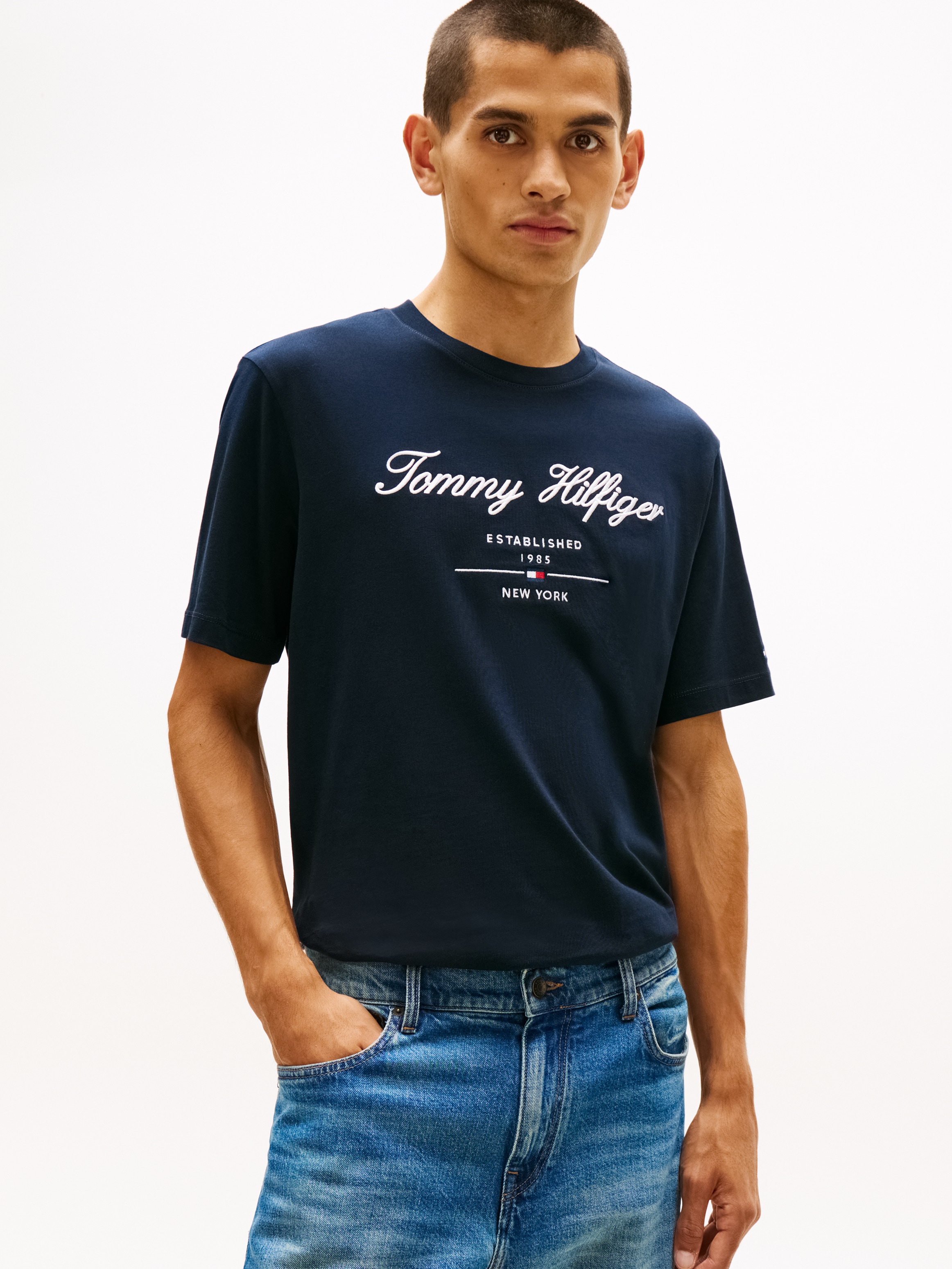 Tommy Hilfiger T-Shirt »SCRIPT LOGO TEE« mit aufgesticktem Logo