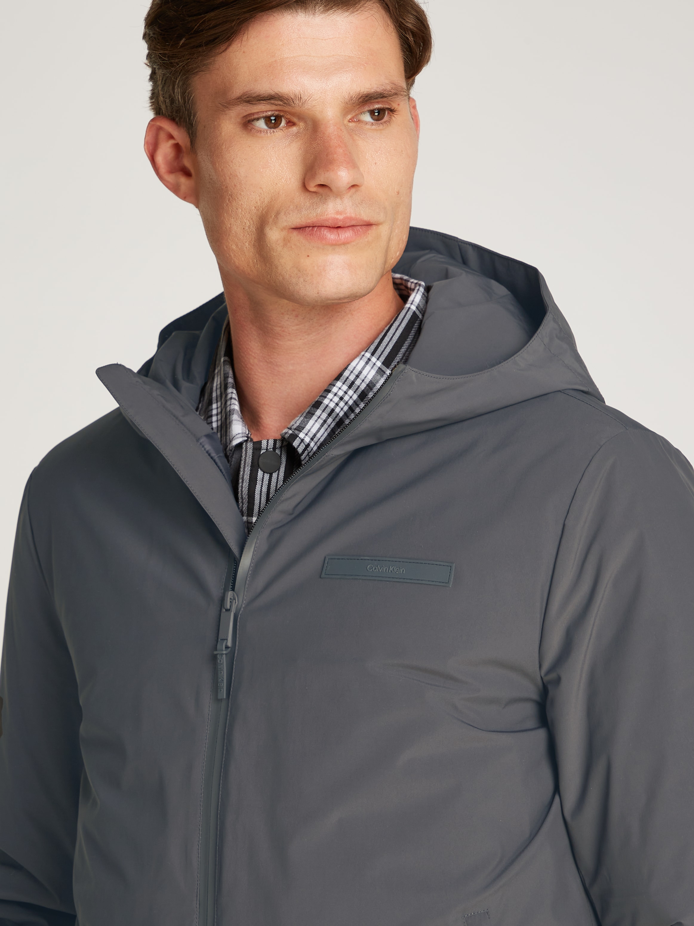 Calvin Klein Outdoorjacke »TECHNICAL NON-QUILT JACKET HOOD«, mit Kapuze, mit Logoprint