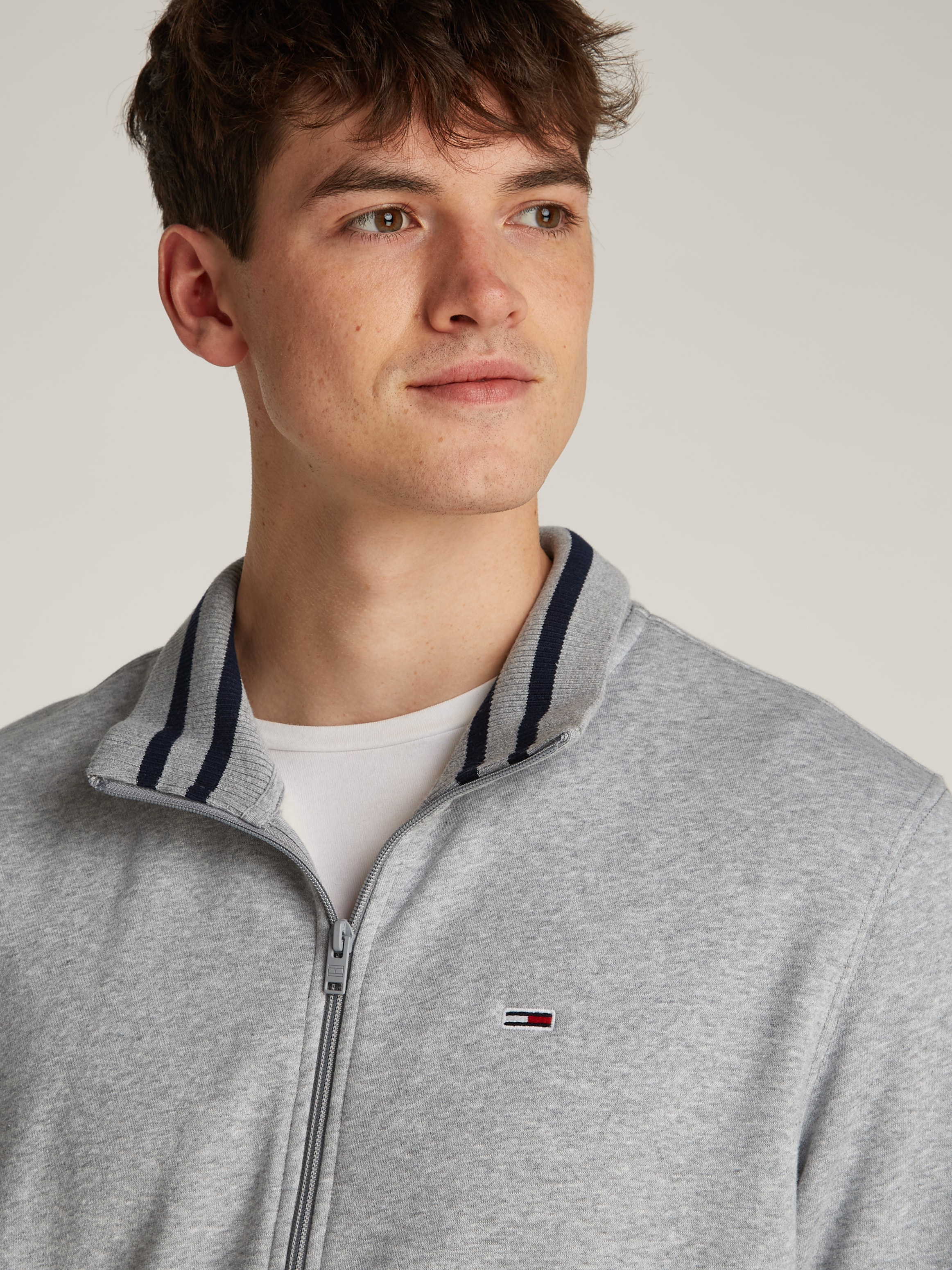 Tommy Jeans Sweatjacke »TJM REG FLEECE ZIP THRU EXT«, mit Logostickerei