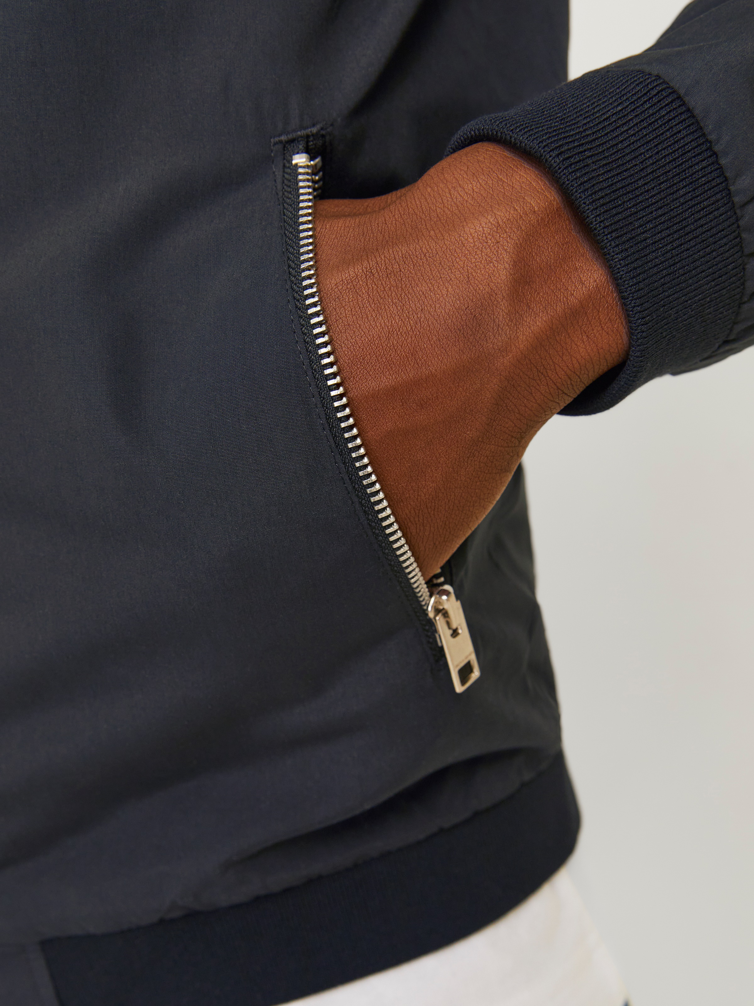 Jack & Jones »JJERUSH mit Stehkragen und Reißverschlusstaschen« ohne Kapuze unifarben, modisch, regular fit, Polyester