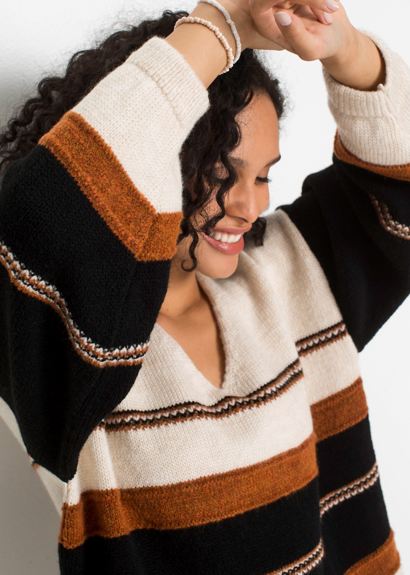 bonprix V-Ausschnitt-Pullover aus weichem Materialmix, mit V-Ausschnitt, lässig geschnitten