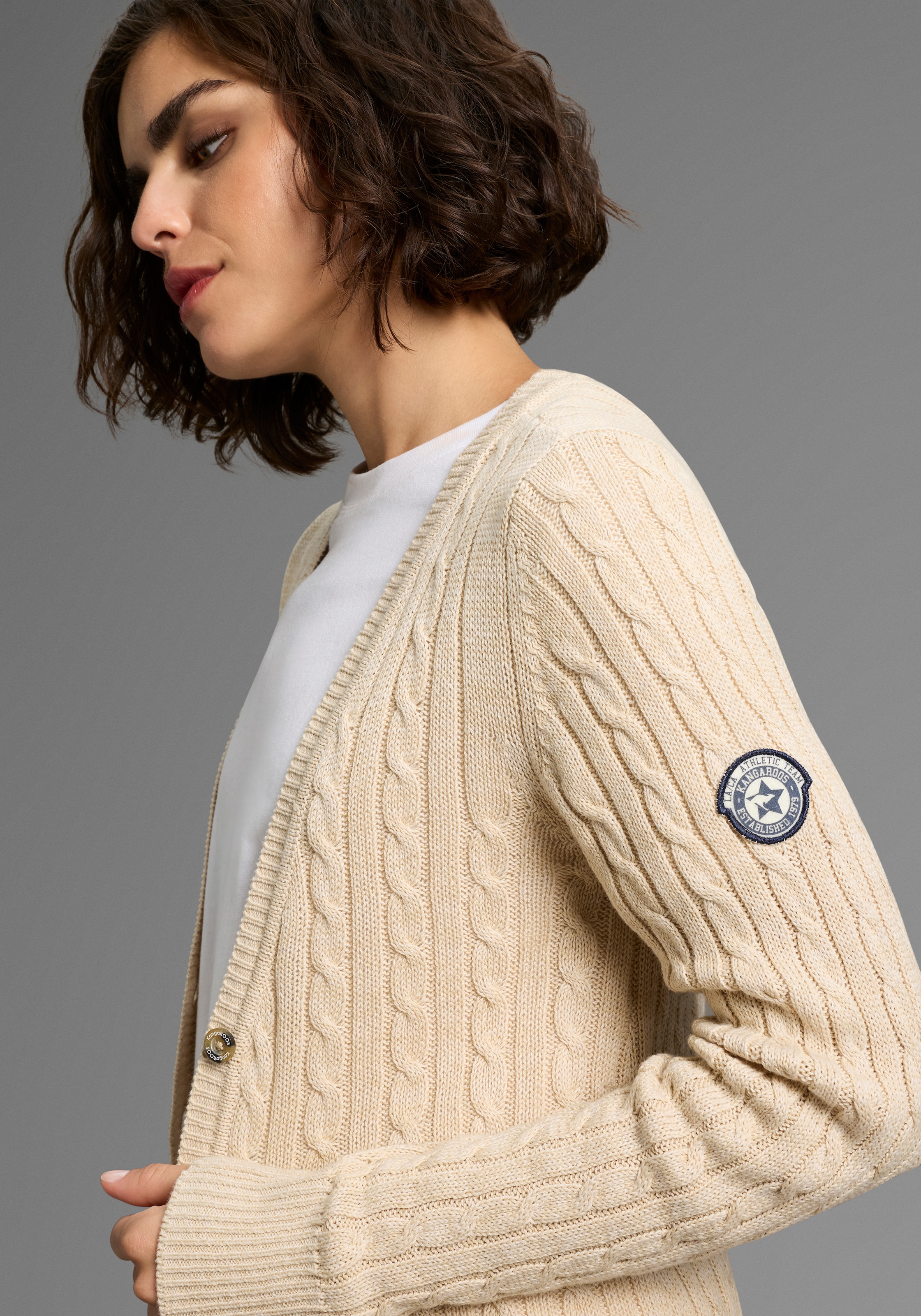KangaROOS Longstrickjacke, mit trendigem Zopfmuster und Taschen